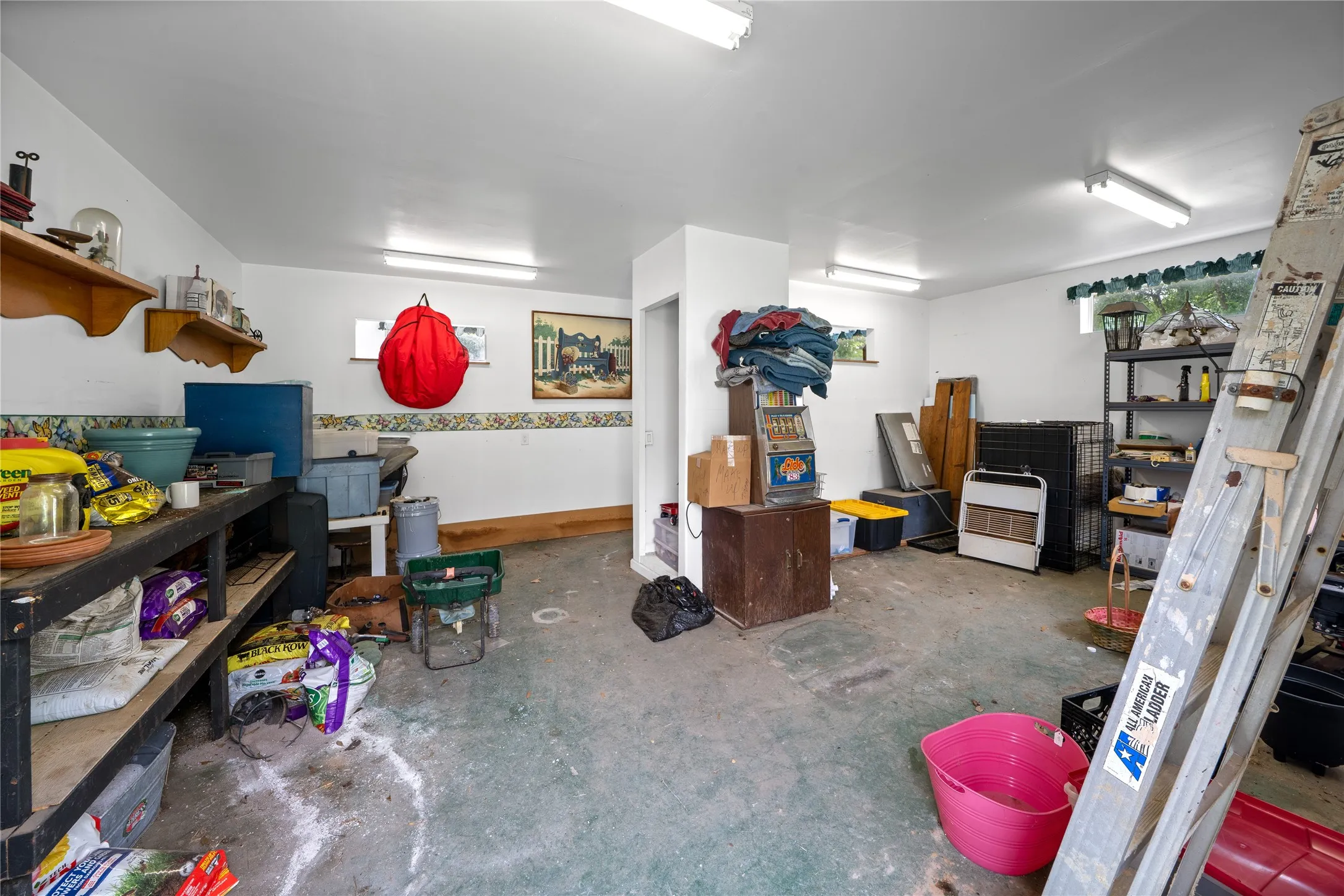 Extra workroom in shop