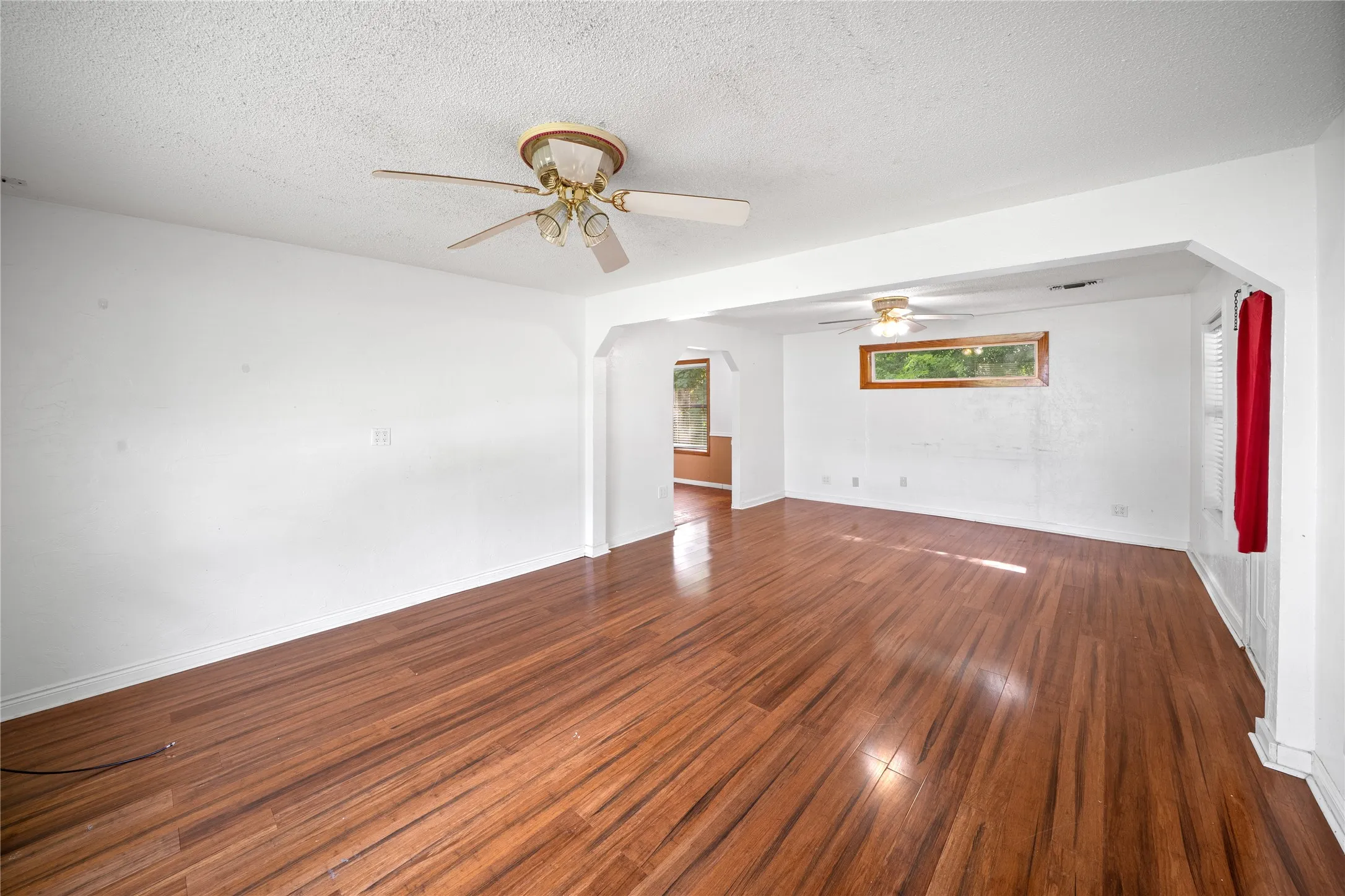 Single Family Residence For Sale in Smith County , 14226 County Road 434, Lindale, Texas 75771, 3 Bedroom, 3 Bathroom, 5 Garage spaces, 3,026 Sqft, built in 2007, mls#21304288, Real Estate Agent in Lindale, Homes For Sale in Smith county, Homes For Sale in Lindale, Realtor in Lindale Texas, Real Estate Brokerage Independent Realty Texas, Luminita Cordes Realtor