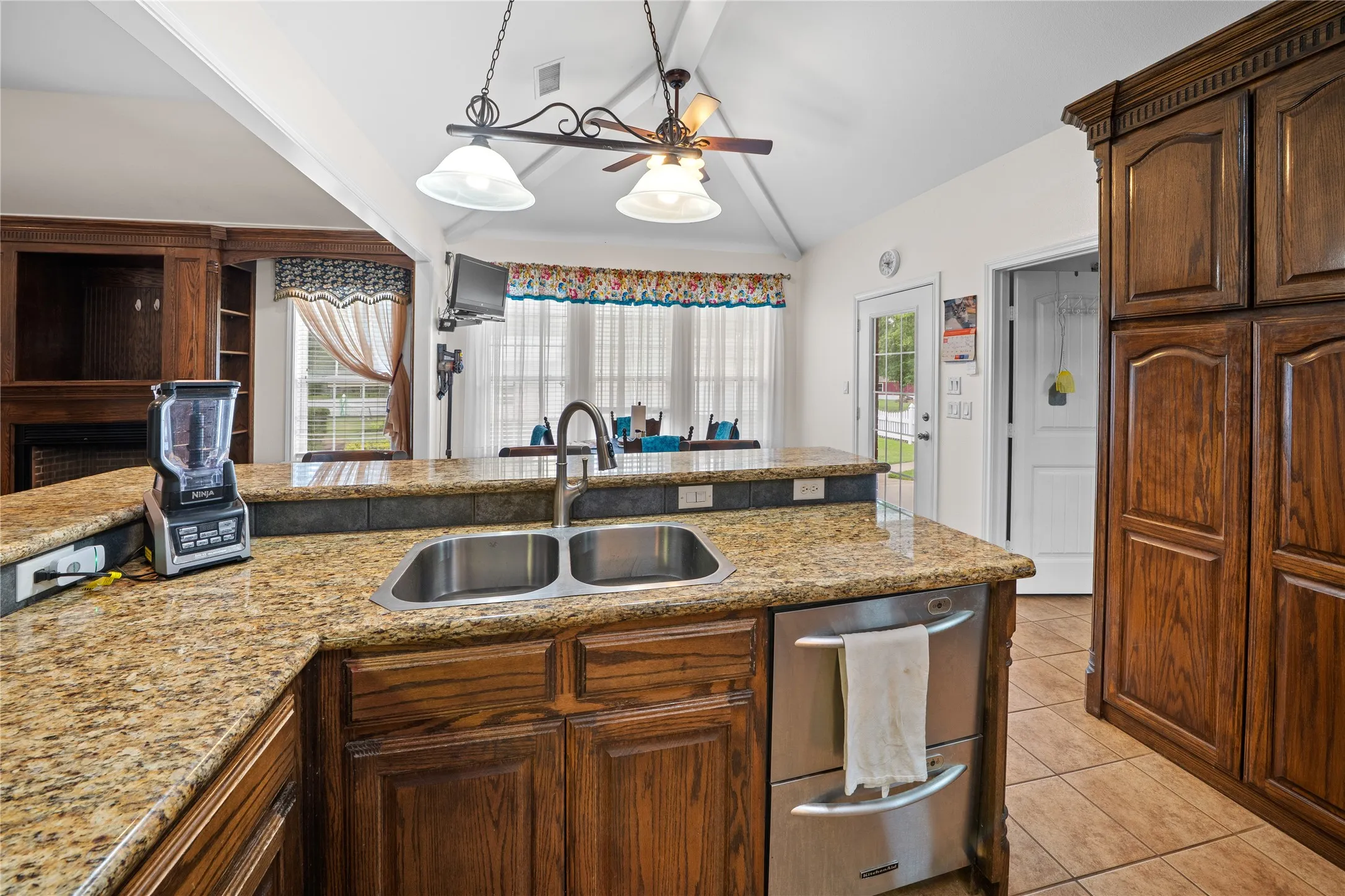 Single Family Residence For Sale in Smith County , 14226 County Road 434, Lindale, Texas 75771, 3 Bedroom, 3 Bathroom, 5 Garage spaces, 3,026 Sqft, built in 2007, mls#21304288, Real Estate Agent in Lindale, Homes For Sale in Smith county, Homes For Sale in Lindale, Realtor in Lindale Texas, Real Estate Brokerage Independent Realty Texas, Luminita Cordes Realtor