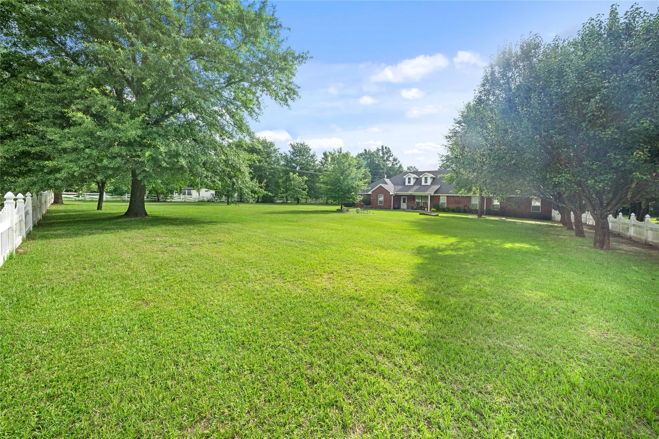 Single Family Residence For Sale in Smith County , 14226 County Road 434, Lindale, Texas 75771, 3 Bedroom, 3 Bathroom, 5 Garage spaces, 3,026 Sqft, built in 2007, mls#21304288, Real Estate Agent in Lindale, Homes For Sale in Smith county, Homes For Sale in Lindale, Realtor in Lindale Texas, Real Estate Brokerage Independent Realty Texas, Luminita Cordes Realtor