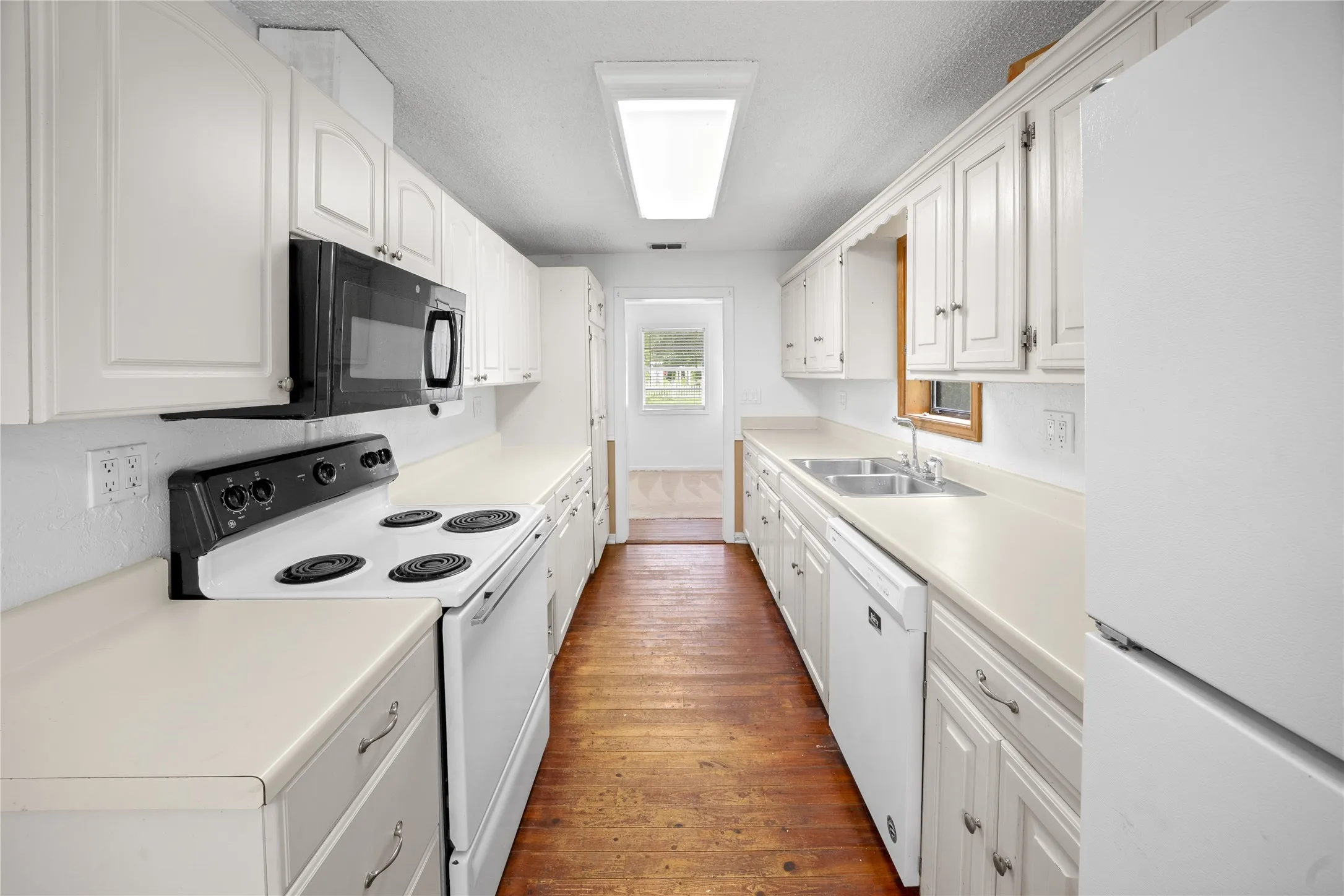Single Family Residence For Sale in Smith County , 14226 County Road 434, Lindale, Texas 75771, 3 Bedroom, 3 Bathroom, 5 Garage spaces, 3,026 Sqft, built in 2007, mls#21304288, Real Estate Agent in Lindale, Homes For Sale in Smith county, Homes For Sale in Lindale, Realtor in Lindale Texas, Real Estate Brokerage Independent Realty Texas, Luminita Cordes Realtor