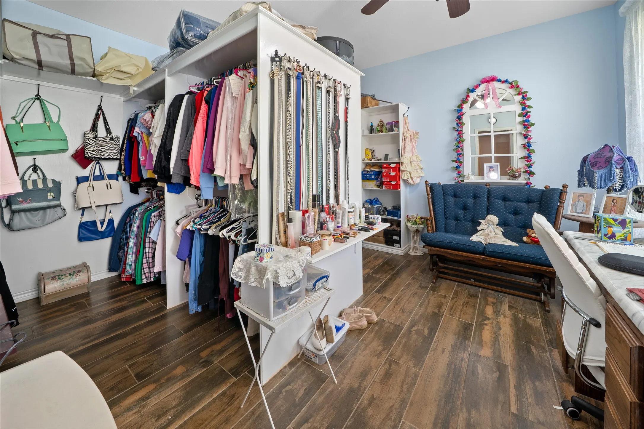 Ladies, check out this primary closet
