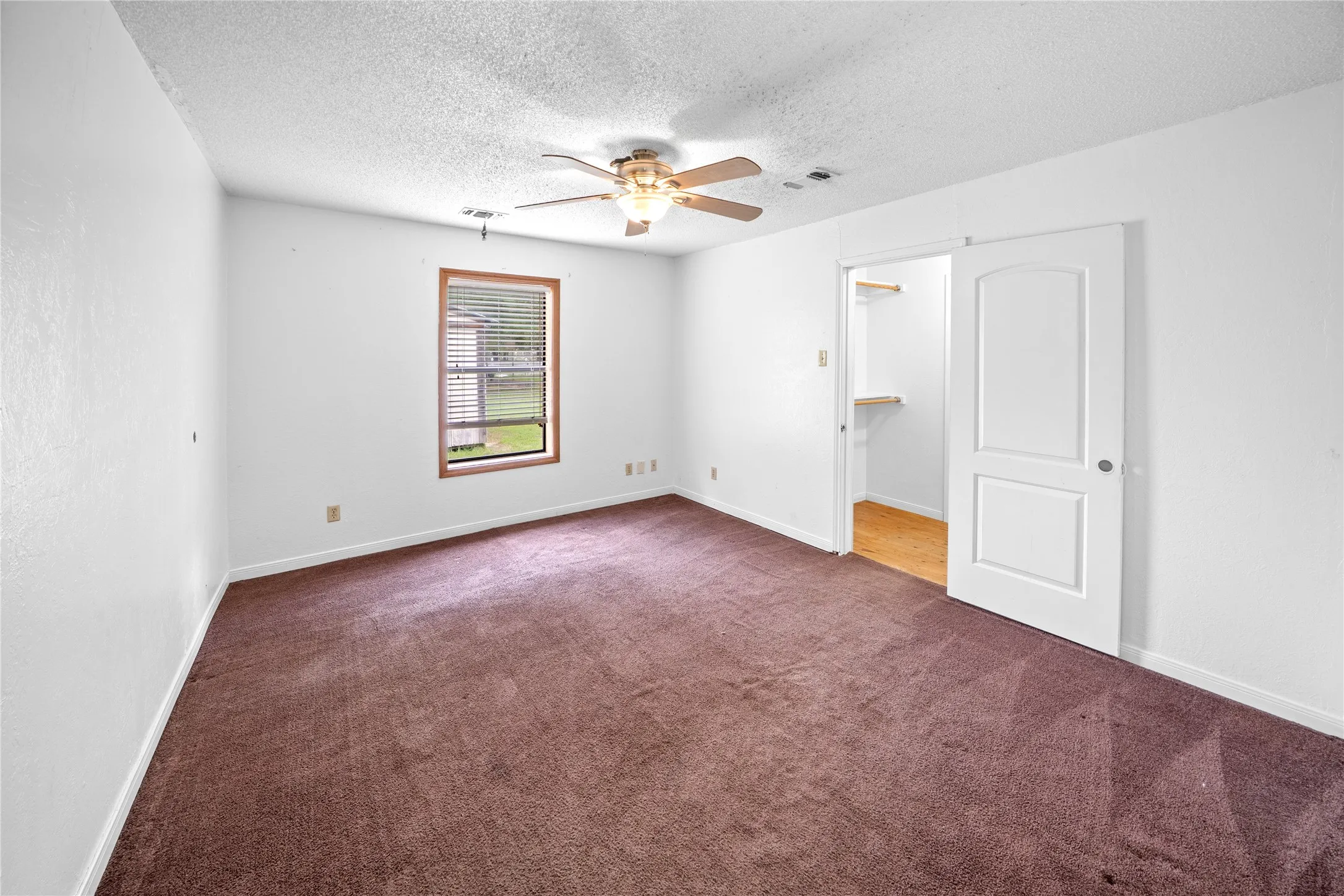 Single Family Residence For Sale in Smith County , 14226 County Road 434, Lindale, Texas 75771, 3 Bedroom, 3 Bathroom, 5 Garage spaces, 3,026 Sqft, built in 2007, mls#21304288, Real Estate Agent in Lindale, Homes For Sale in Smith county, Homes For Sale in Lindale, Realtor in Lindale Texas, Real Estate Brokerage Independent Realty Texas, Luminita Cordes Realtor