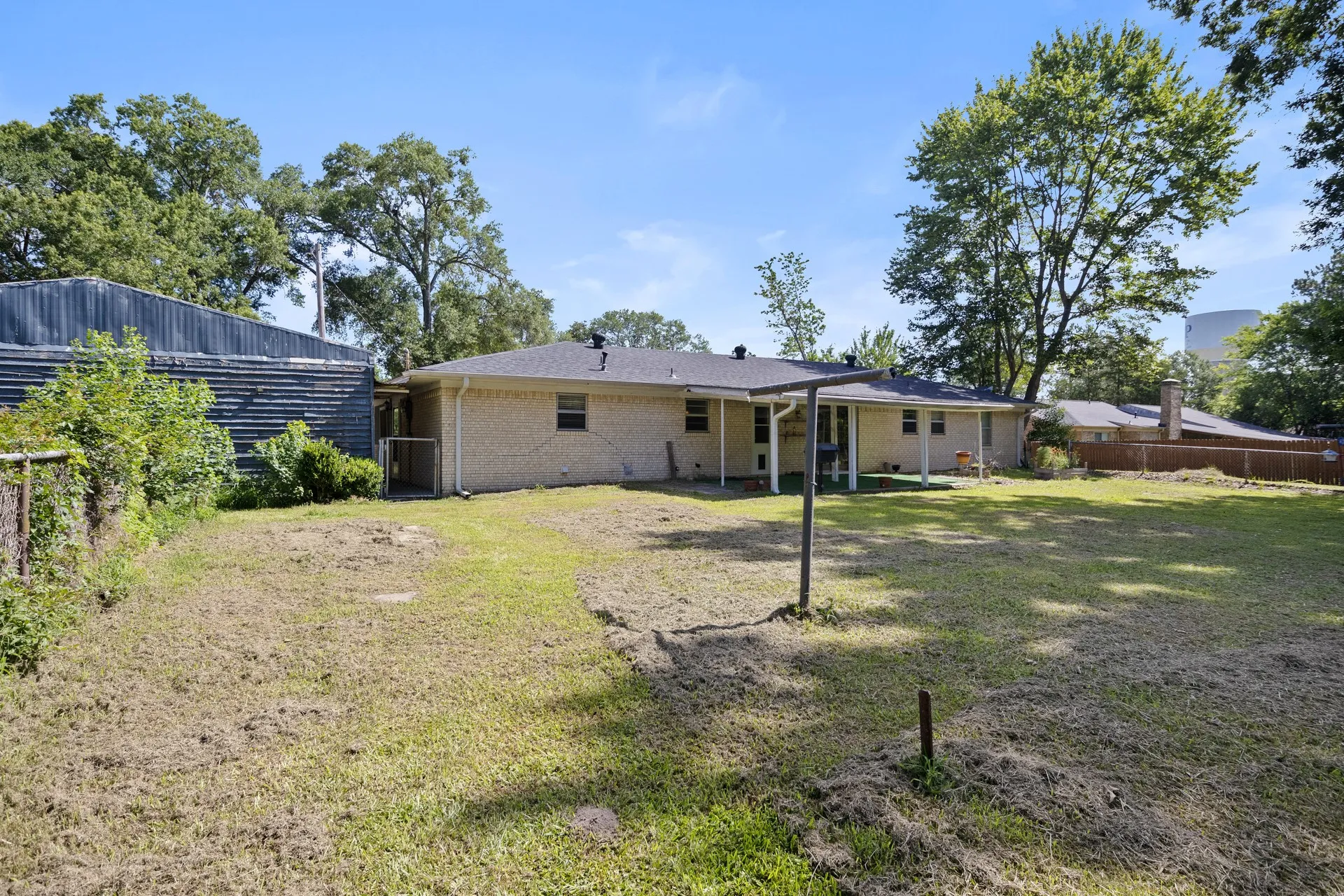 Single Family Residence For Sale in Titus County , 119 Billy Daniels, Mt Pleasant, Texas 75455, 3 Bedrooms, 2 Bathrooms, Garage spaces, 2,145 Sqft, built in 1975, Price $295,000, mls#21304819, Real Estate Agent in Mt Pleasant, Homes For Sale in Titus county, Homes For Sale in Mt Pleasant, Realtor in Mt Pleasant Texas, Real Estate Brokerage Independent Realty Texas, Luminita Cordes Realtor