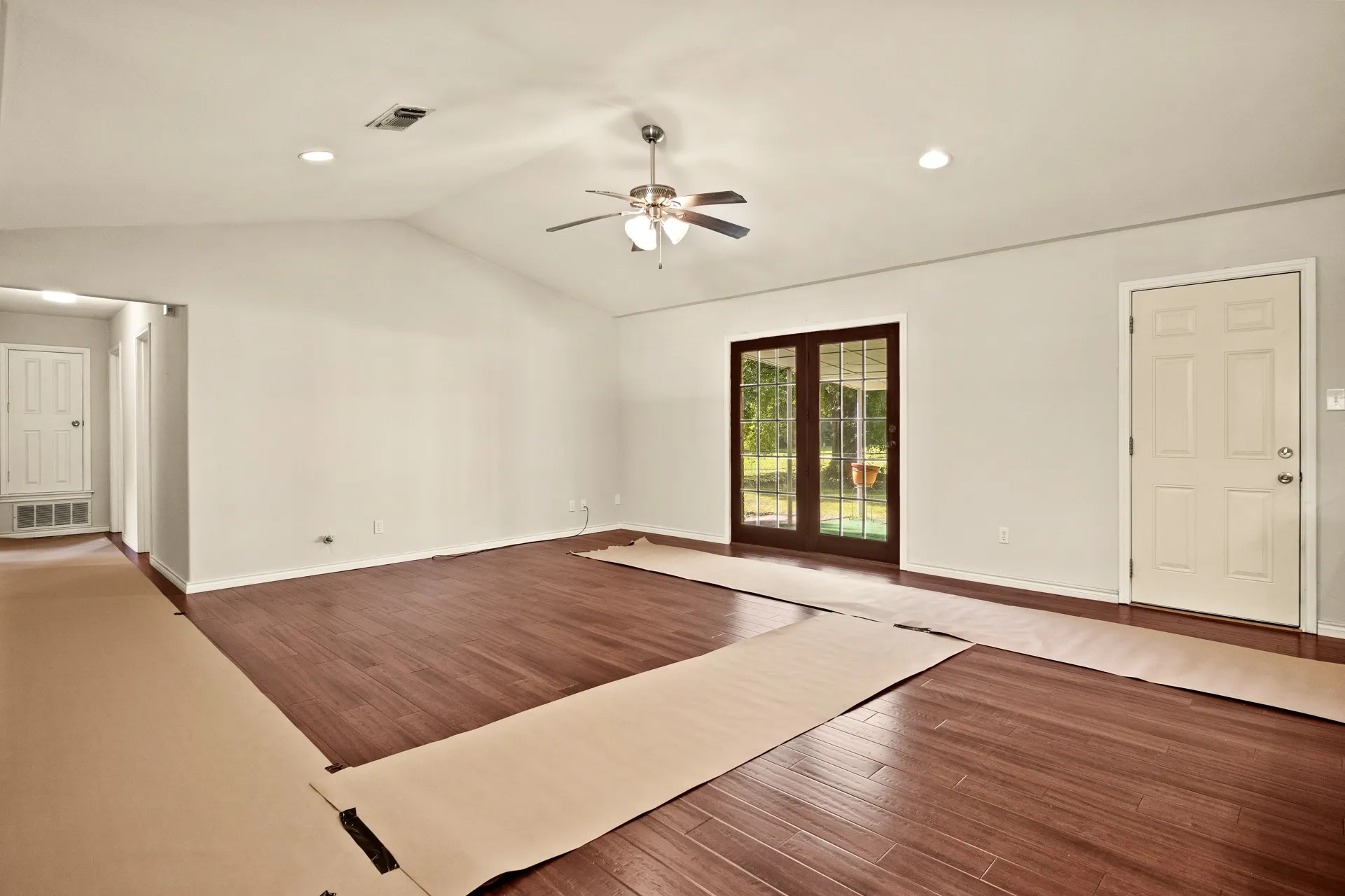 Single Family Residence For Sale in Titus County , 119 Billy Daniels, Mt Pleasant, Texas 75455, 3 Bedrooms, 2 Bathrooms, Garage spaces, 2,145 Sqft, built in 1975, Price $295,000, mls#21304819, Real Estate Agent in Mt Pleasant, Homes For Sale in Titus county, Homes For Sale in Mt Pleasant, Realtor in Mt Pleasant Texas, Real Estate Brokerage Independent Realty Texas, Luminita Cordes Realtor