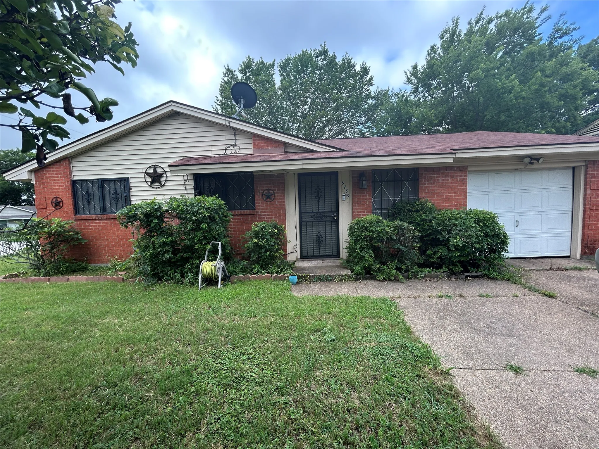 Single Family Residence For Sale in Dallas County , 6759 La Grange Drive, Dallas, Texas 75241, 3 Bedroom, 1 Bathroom, 1 Garage spaces, 948 Sqft, built in 1963, Price $124,900, mls#21304851, Real Estate Agent in Dallas, Homes For Sale in Dallas county, Homes For Sale in Dallas, Realtor in Dallas Texas, Real Estate Brokerage Independent Realty Texas, Luminita Cordes Realtor
