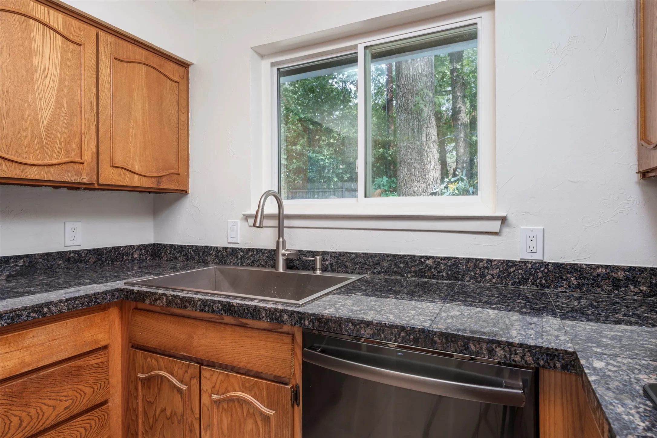 Single Family Residence For Sale in Tarrant County , 2930 Duff Drive, Arlington, Texas 76013, 4 Bedroom, 2 Bathroom, 2 Garage spaces, 2,006 Sqft, built in 1969, mls#21304737, Real Estate Agent in Arlington, Homes For Sale in Tarrant county, Homes For Sale in Arlington, Realtor in Arlington Texas, Real Estate Brokerage Independent Realty Texas, Luminita Cordes Realtor