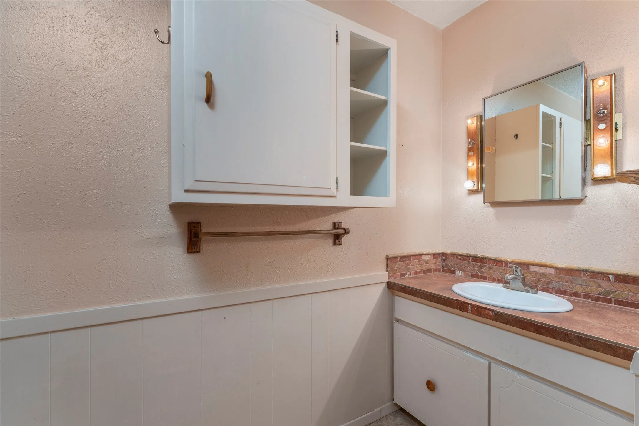 Single Family Residence For Sale in Tarrant County , 2930 Duff Drive, Arlington, Texas 76013, 4 Bedroom, 2 Bathroom, 2 Garage spaces, 2,006 Sqft, built in 1969, mls#21304737, Real Estate Agent in Arlington, Homes For Sale in Tarrant county, Homes For Sale in Arlington, Realtor in Arlington Texas, Real Estate Brokerage Independent Realty Texas, Luminita Cordes Realtor