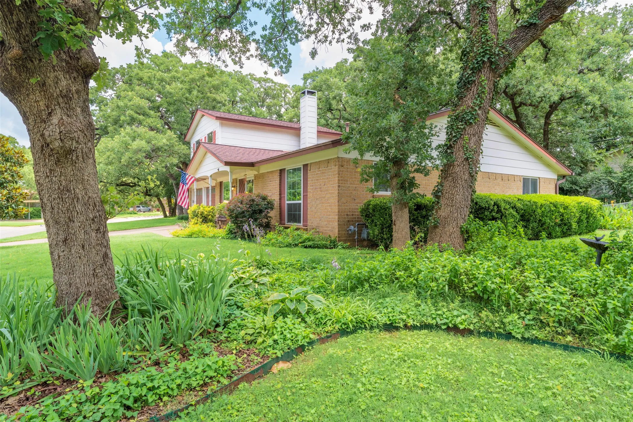 Single Family Residence For Sale in Tarrant County , 2930 Duff Drive, Arlington, Texas 76013, 4 Bedroom, 2 Bathroom, 2 Garage spaces, 2,006 Sqft, built in 1969, mls#21304737, Real Estate Agent in Arlington, Homes For Sale in Tarrant county, Homes For Sale in Arlington, Realtor in Arlington Texas, Real Estate Brokerage Independent Realty Texas, Luminita Cordes Realtor