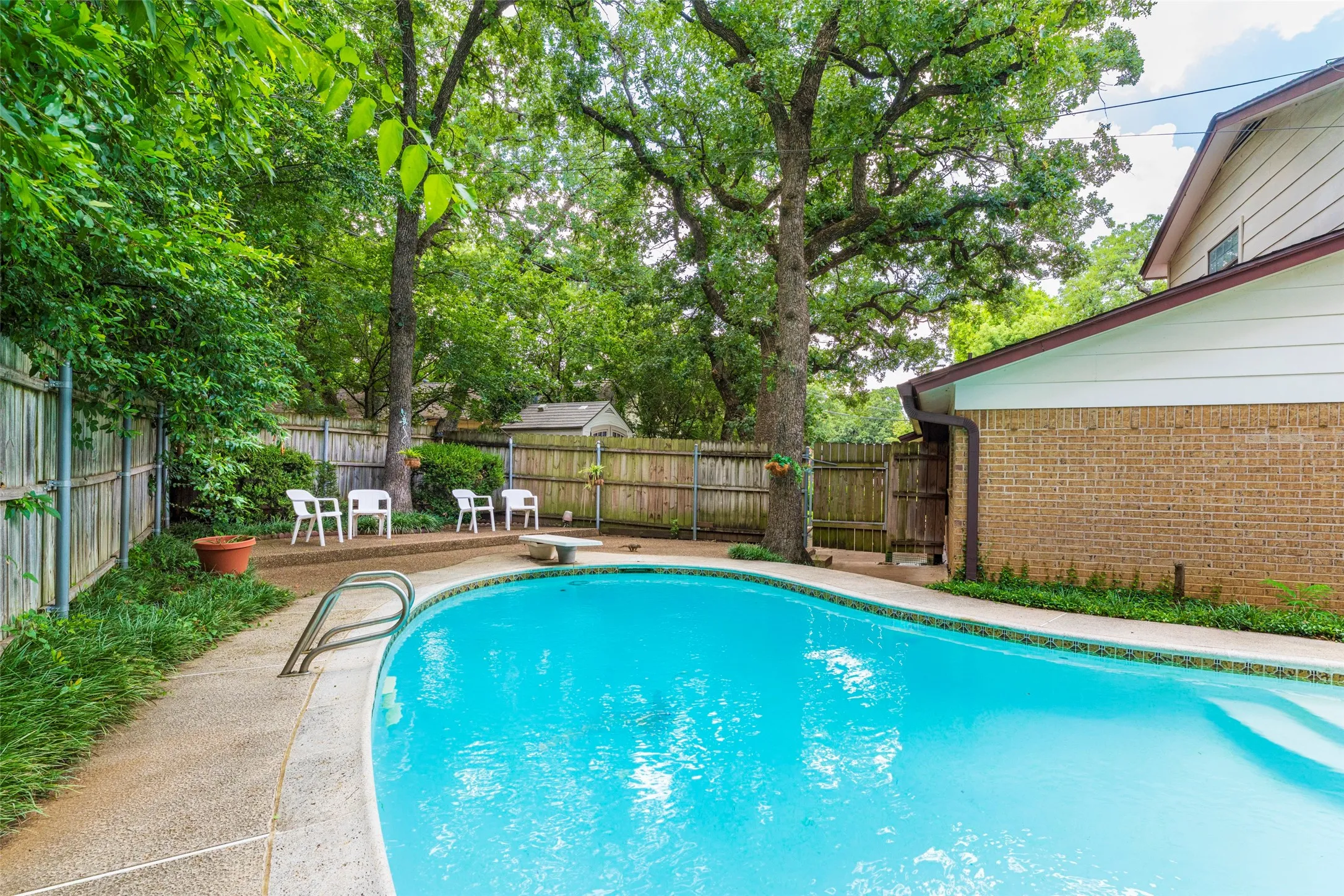 Single Family Residence For Sale in Tarrant County , 2930 Duff Drive, Arlington, Texas 76013, 4 Bedroom, 2 Bathroom, 2 Garage spaces, 2,006 Sqft, built in 1969, mls#21304737, Real Estate Agent in Arlington, Homes For Sale in Tarrant county, Homes For Sale in Arlington, Realtor in Arlington Texas, Real Estate Brokerage Independent Realty Texas, Luminita Cordes Realtor