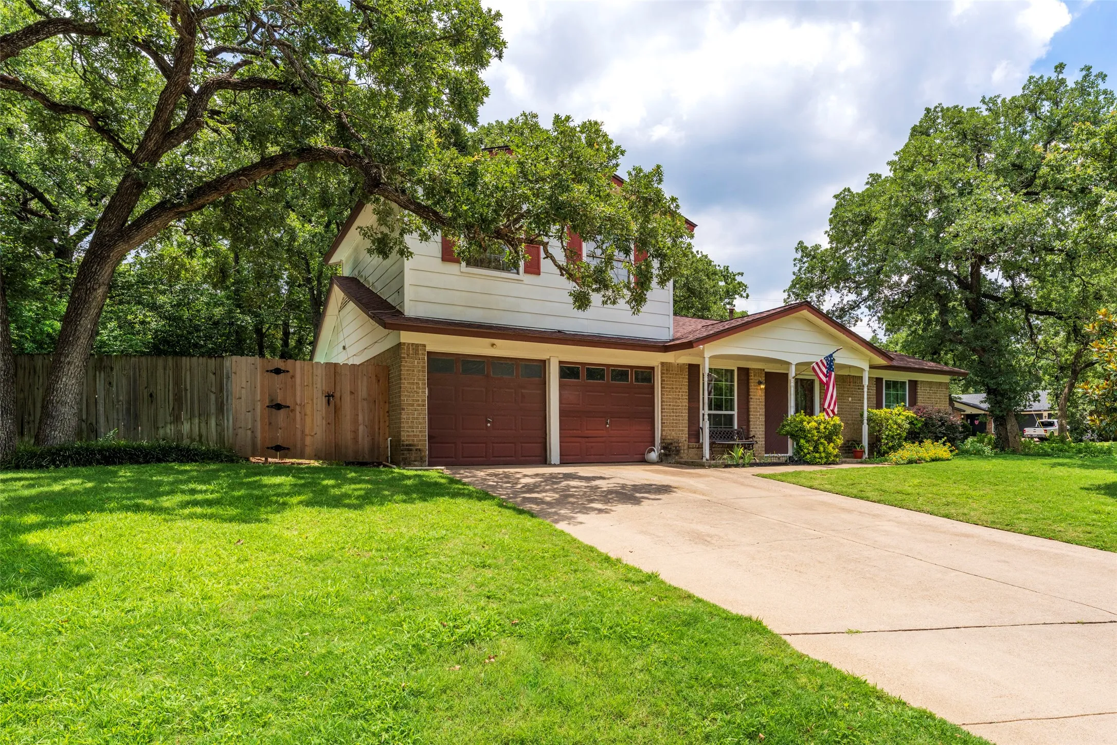 Single Family Residence For Sale in Tarrant County , 2930 Duff Drive, Arlington, Texas 76013, 4 Bedroom, 2 Bathroom, 2 Garage spaces, 2,006 Sqft, built in 1969, mls#21304737, Real Estate Agent in Arlington, Homes For Sale in Tarrant county, Homes For Sale in Arlington, Realtor in Arlington Texas, Real Estate Brokerage Independent Realty Texas, Luminita Cordes Realtor