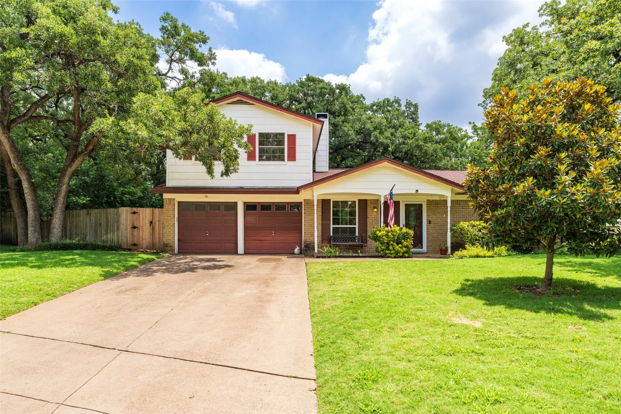 Single Family Residence For Sale in Tarrant County , 2930 Duff Drive, Arlington, Texas 76013, 4 Bedroom, 2 Bathroom, 2 Garage spaces, 2,006 Sqft, built in 1969, mls#21304737, Real Estate Agent in Arlington, Homes For Sale in Tarrant county, Homes For Sale in Arlington, Realtor in Arlington Texas, Real Estate Brokerage Independent Realty Texas, Luminita Cordes Realtor