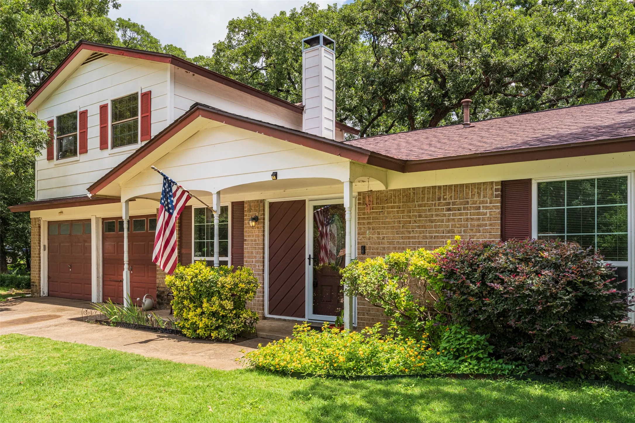 Single Family Residence For Sale in Tarrant County , 2930 Duff Drive, Arlington, Texas 76013, 4 Bedroom, 2 Bathroom, 2 Garage spaces, 2,006 Sqft, built in 1969, mls#21304737, Real Estate Agent in Arlington, Homes For Sale in Tarrant county, Homes For Sale in Arlington, Realtor in Arlington Texas, Real Estate Brokerage Independent Realty Texas, Luminita Cordes Realtor