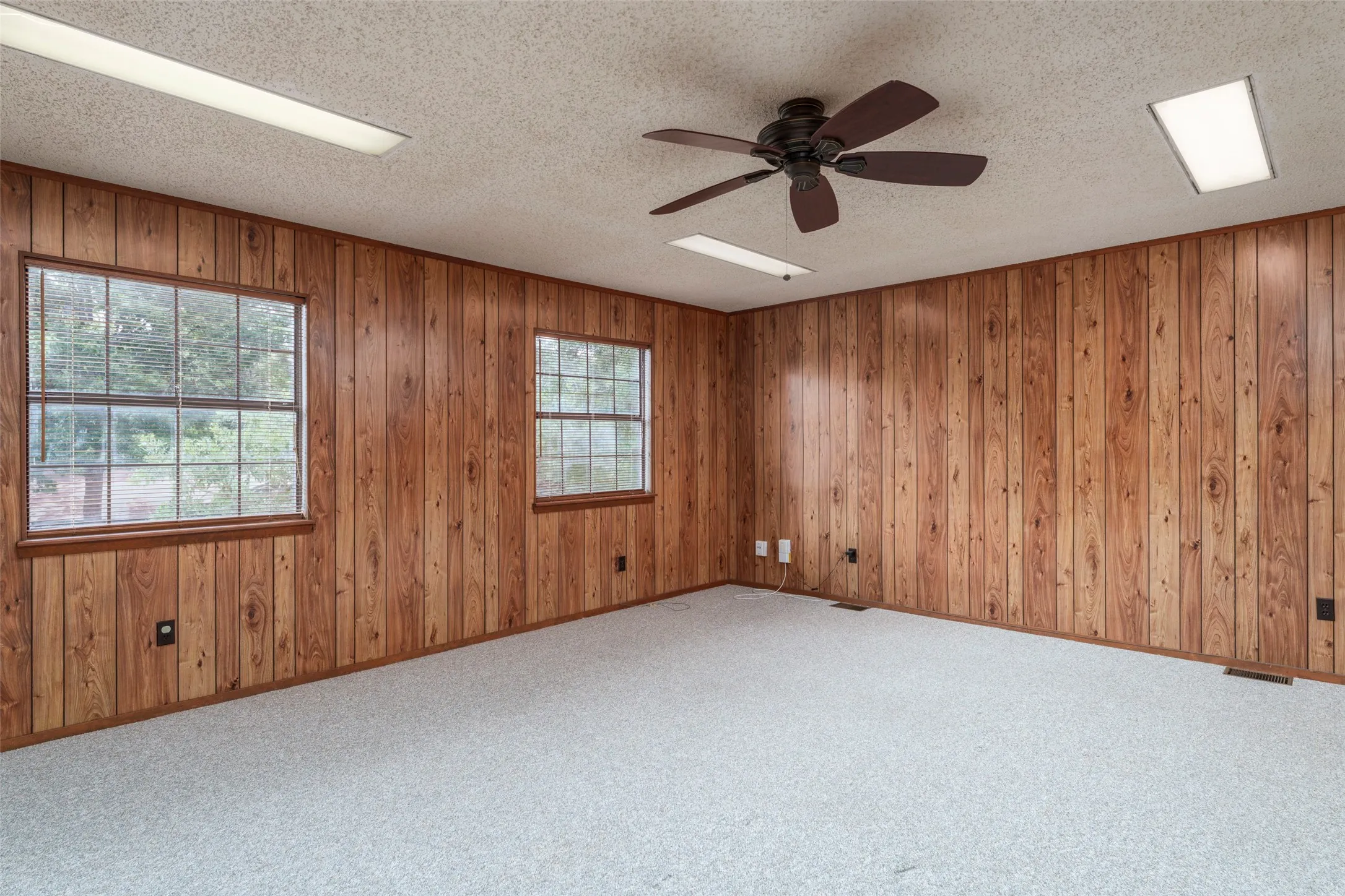 Single Family Residence For Sale in Tarrant County , 2930 Duff Drive, Arlington, Texas 76013, 4 Bedroom, 2 Bathroom, 2 Garage spaces, 2,006 Sqft, built in 1969, mls#21304737, Real Estate Agent in Arlington, Homes For Sale in Tarrant county, Homes For Sale in Arlington, Realtor in Arlington Texas, Real Estate Brokerage Independent Realty Texas, Luminita Cordes Realtor
