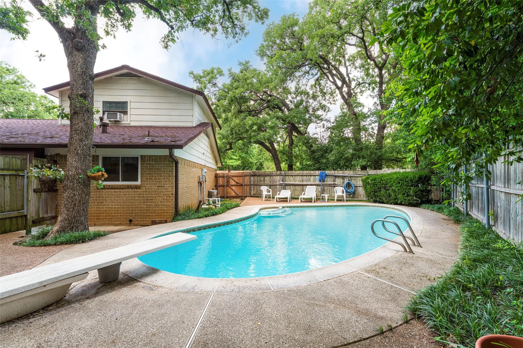 Single Family Residence For Sale in Tarrant County , 2930 Duff Drive, Arlington, Texas 76013, 4 Bedroom, 2 Bathroom, 2 Garage spaces, 2,006 Sqft, built in 1969, mls#21304737, Real Estate Agent in Arlington, Homes For Sale in Tarrant county, Homes For Sale in Arlington, Realtor in Arlington Texas, Real Estate Brokerage Independent Realty Texas, Luminita Cordes Realtor