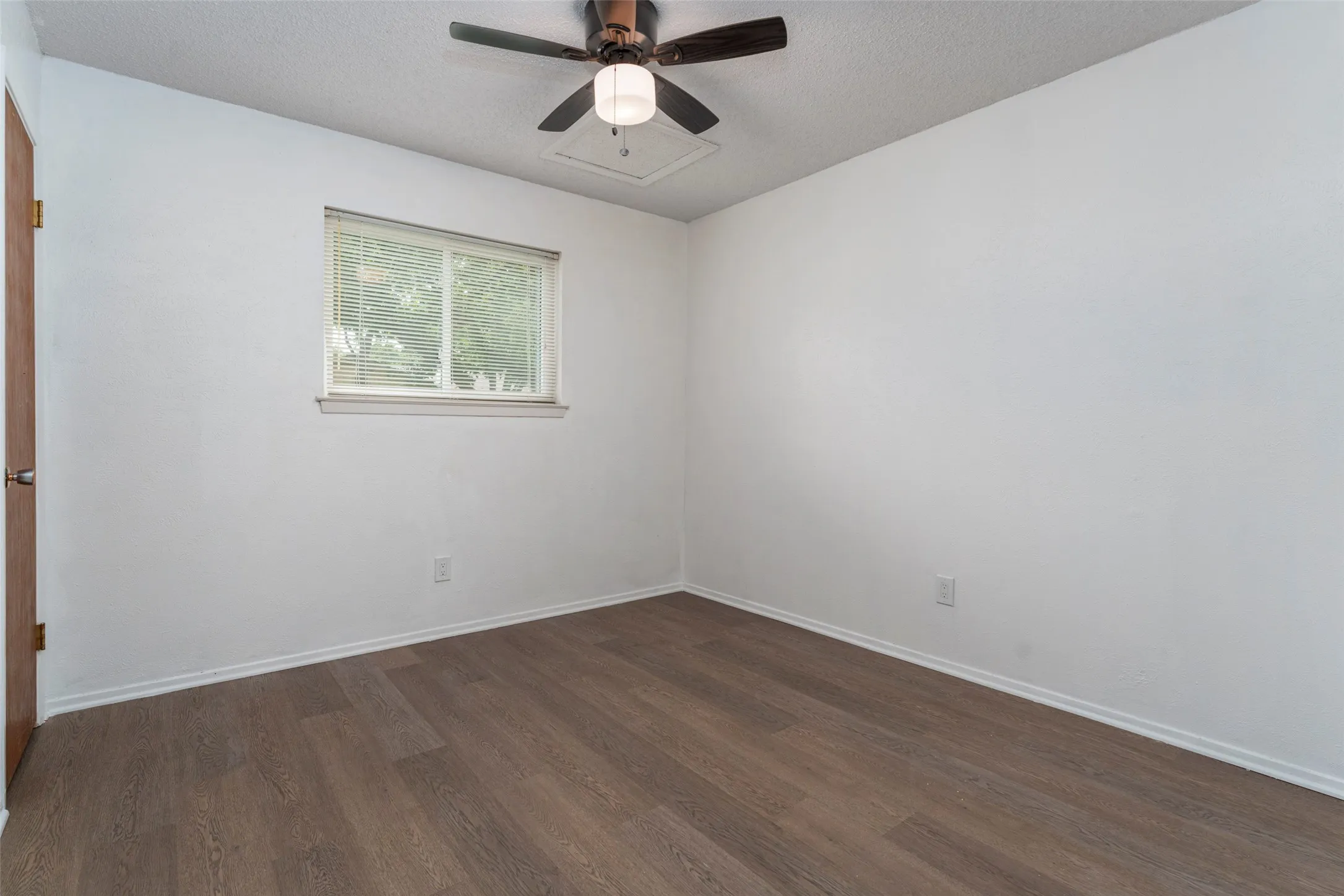 Single Family Residence For Sale in Tarrant County , 2930 Duff Drive, Arlington, Texas 76013, 4 Bedroom, 2 Bathroom, 2 Garage spaces, 2,006 Sqft, built in 1969, mls#21304737, Real Estate Agent in Arlington, Homes For Sale in Tarrant county, Homes For Sale in Arlington, Realtor in Arlington Texas, Real Estate Brokerage Independent Realty Texas, Luminita Cordes Realtor