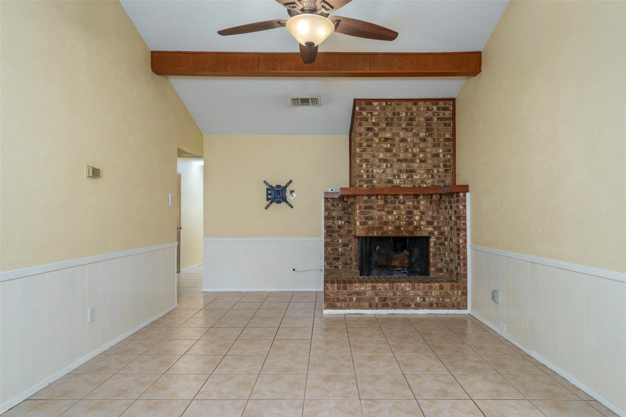 Single Family Residence For Sale in Tarrant County , 2930 Duff Drive, Arlington, Texas 76013, 4 Bedroom, 2 Bathroom, 2 Garage spaces, 2,006 Sqft, built in 1969, mls#21304737, Real Estate Agent in Arlington, Homes For Sale in Tarrant county, Homes For Sale in Arlington, Realtor in Arlington Texas, Real Estate Brokerage Independent Realty Texas, Luminita Cordes Realtor