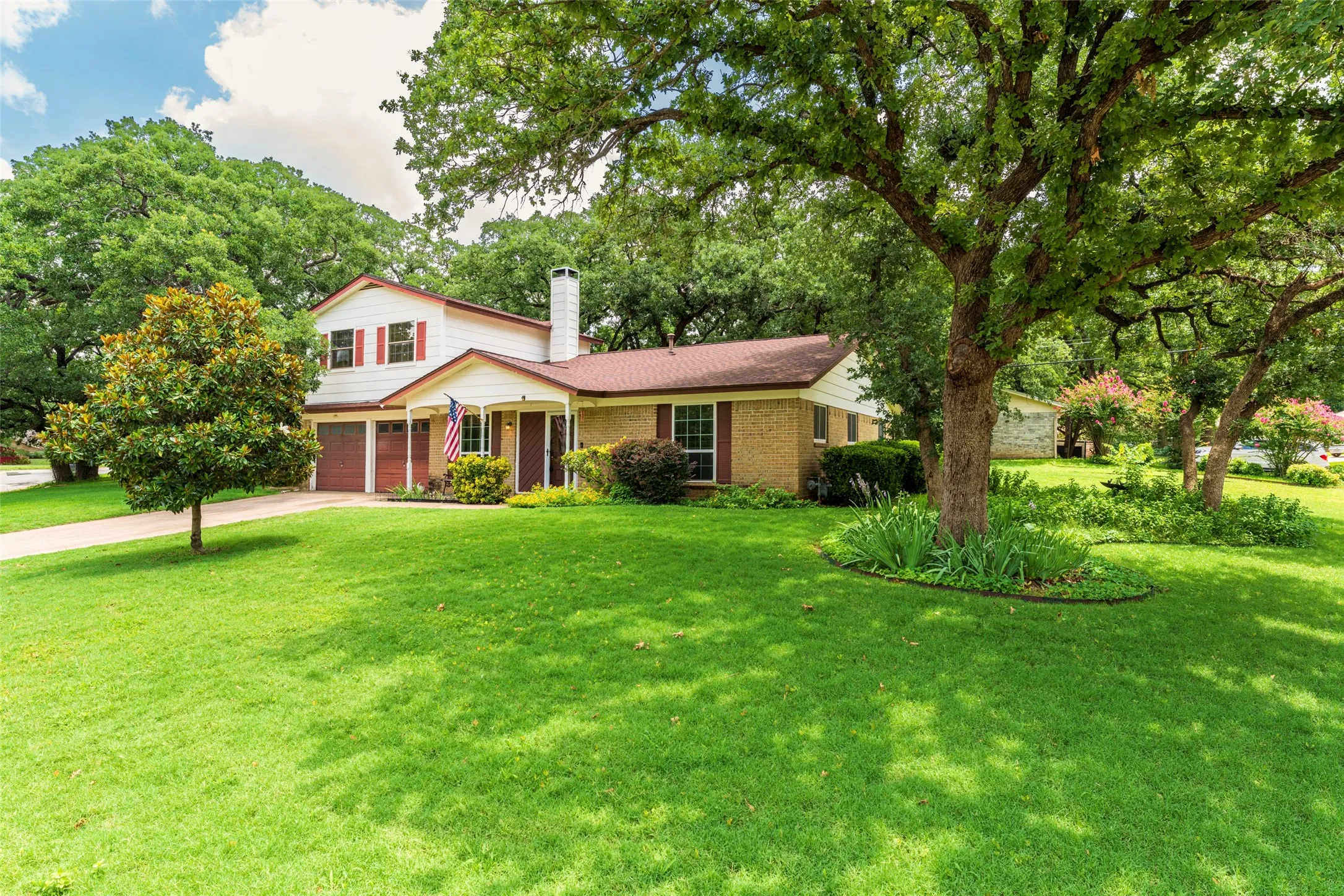 Single Family Residence For Sale in Tarrant County , 2930 Duff Drive, Arlington, Texas 76013, 4 Bedroom, 2 Bathroom, 2 Garage spaces, 2,006 Sqft, built in 1969, mls#21304737, Real Estate Agent in Arlington, Homes For Sale in Tarrant county, Homes For Sale in Arlington, Realtor in Arlington Texas, Real Estate Brokerage Independent Realty Texas, Luminita Cordes Realtor