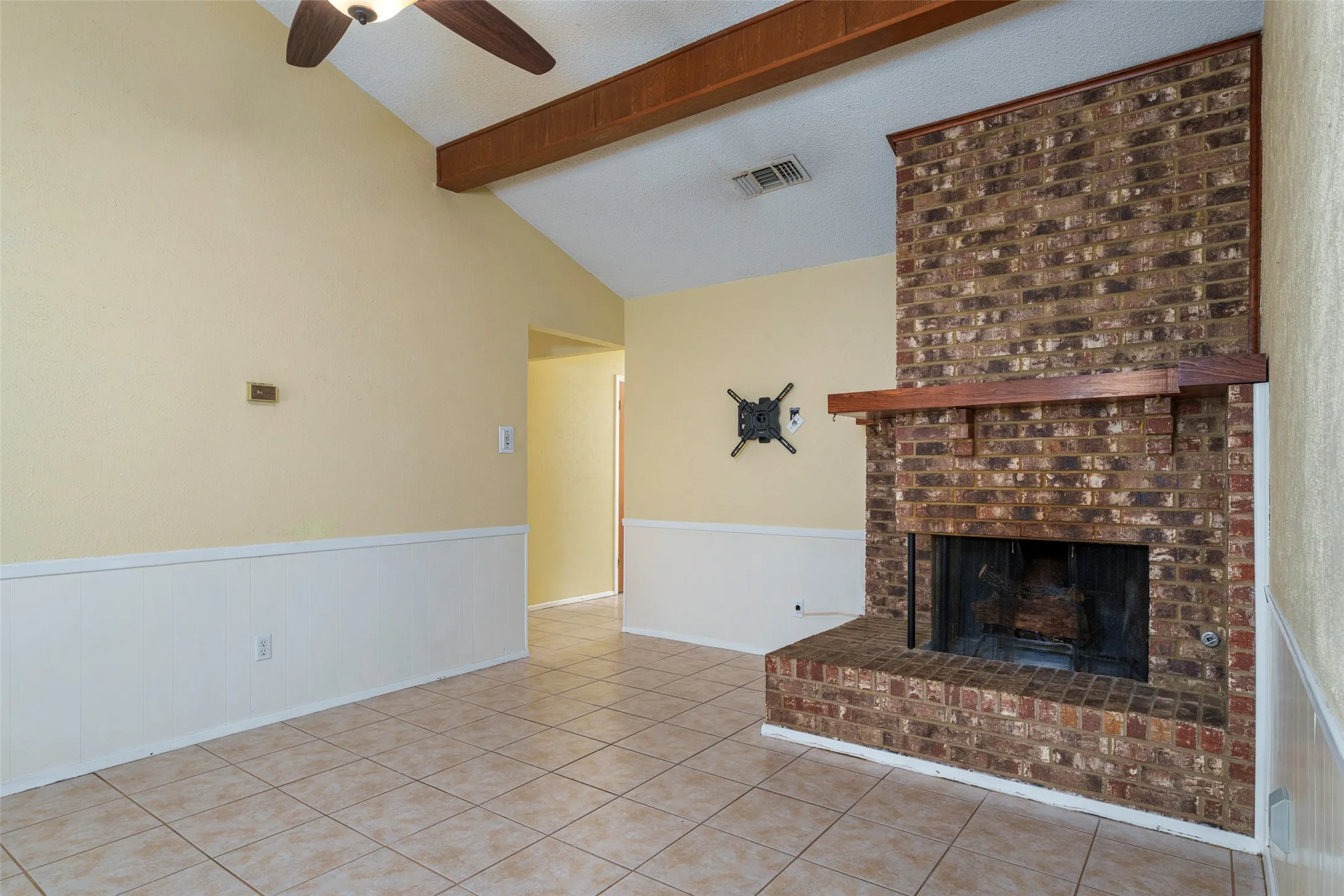 Single Family Residence For Sale in Tarrant County , 2930 Duff Drive, Arlington, Texas 76013, 4 Bedroom, 2 Bathroom, 2 Garage spaces, 2,006 Sqft, built in 1969, mls#21304737, Real Estate Agent in Arlington, Homes For Sale in Tarrant county, Homes For Sale in Arlington, Realtor in Arlington Texas, Real Estate Brokerage Independent Realty Texas, Luminita Cordes Realtor