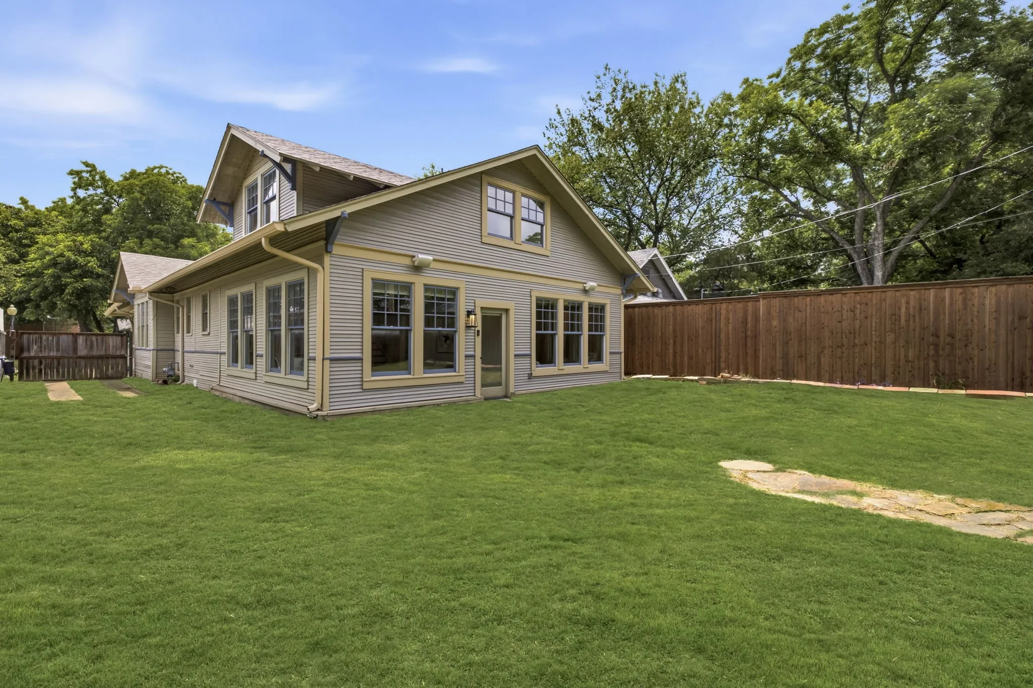 Single Family Residence For Sale in Dallas County , 209 S Windomere Avenue, Dallas, Texas 75208, 4 Bedroom, 3 Bathroom, Garage spaces, 2,821 Sqft, built in 1920, mls#21304680, Real Estate Agent in Dallas, Homes For Sale in Dallas county, Homes For Sale in Dallas, Realtor in Dallas Texas, Real Estate Brokerage Independent Realty Texas, Luminita Cordes Realtor