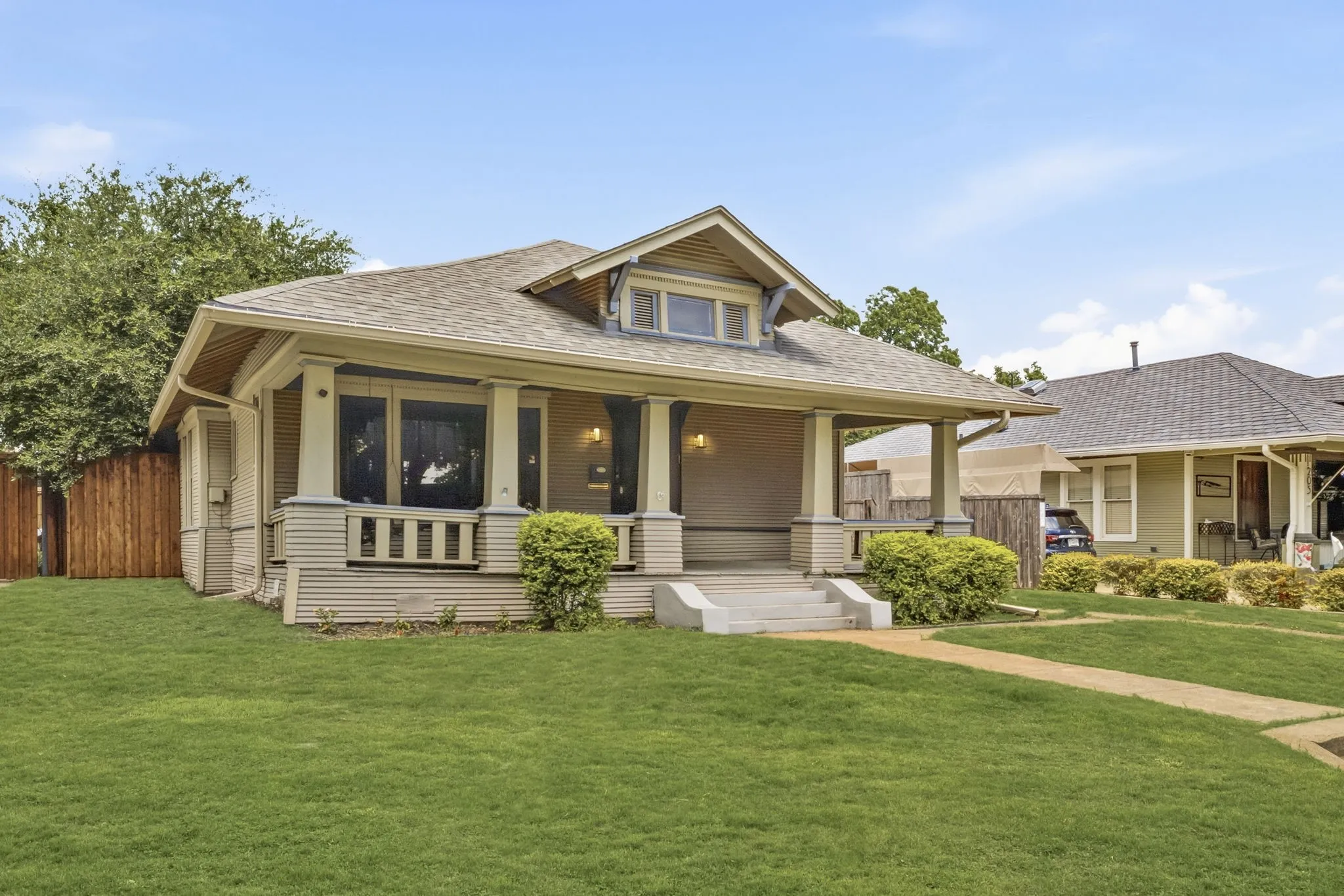 Single Family Residence For Sale in Dallas County , 209 S Windomere Avenue, Dallas, Texas 75208, 4 Bedroom, 3 Bathroom, Garage spaces, 2,821 Sqft, built in 1920, mls#21304680, Real Estate Agent in Dallas, Homes For Sale in Dallas county, Homes For Sale in Dallas, Realtor in Dallas Texas, Real Estate Brokerage Independent Realty Texas, Luminita Cordes Realtor