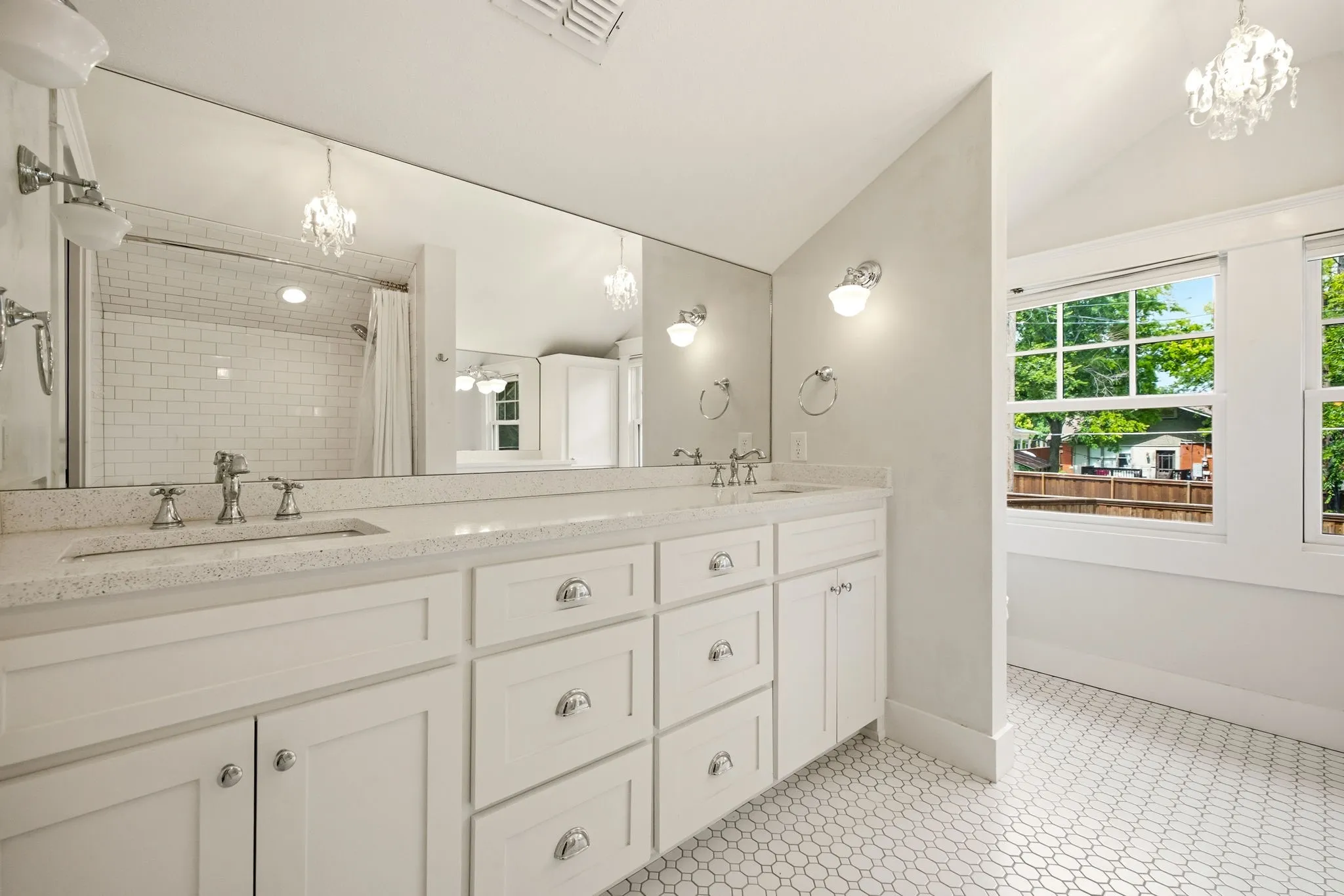 Single Family Residence For Sale in Dallas County , 209 S Windomere Avenue, Dallas, Texas 75208, 4 Bedroom, 3 Bathroom, Garage spaces, 2,821 Sqft, built in 1920, mls#21304680, Real Estate Agent in Dallas, Homes For Sale in Dallas county, Homes For Sale in Dallas, Realtor in Dallas Texas, Real Estate Brokerage Independent Realty Texas, Luminita Cordes Realtor