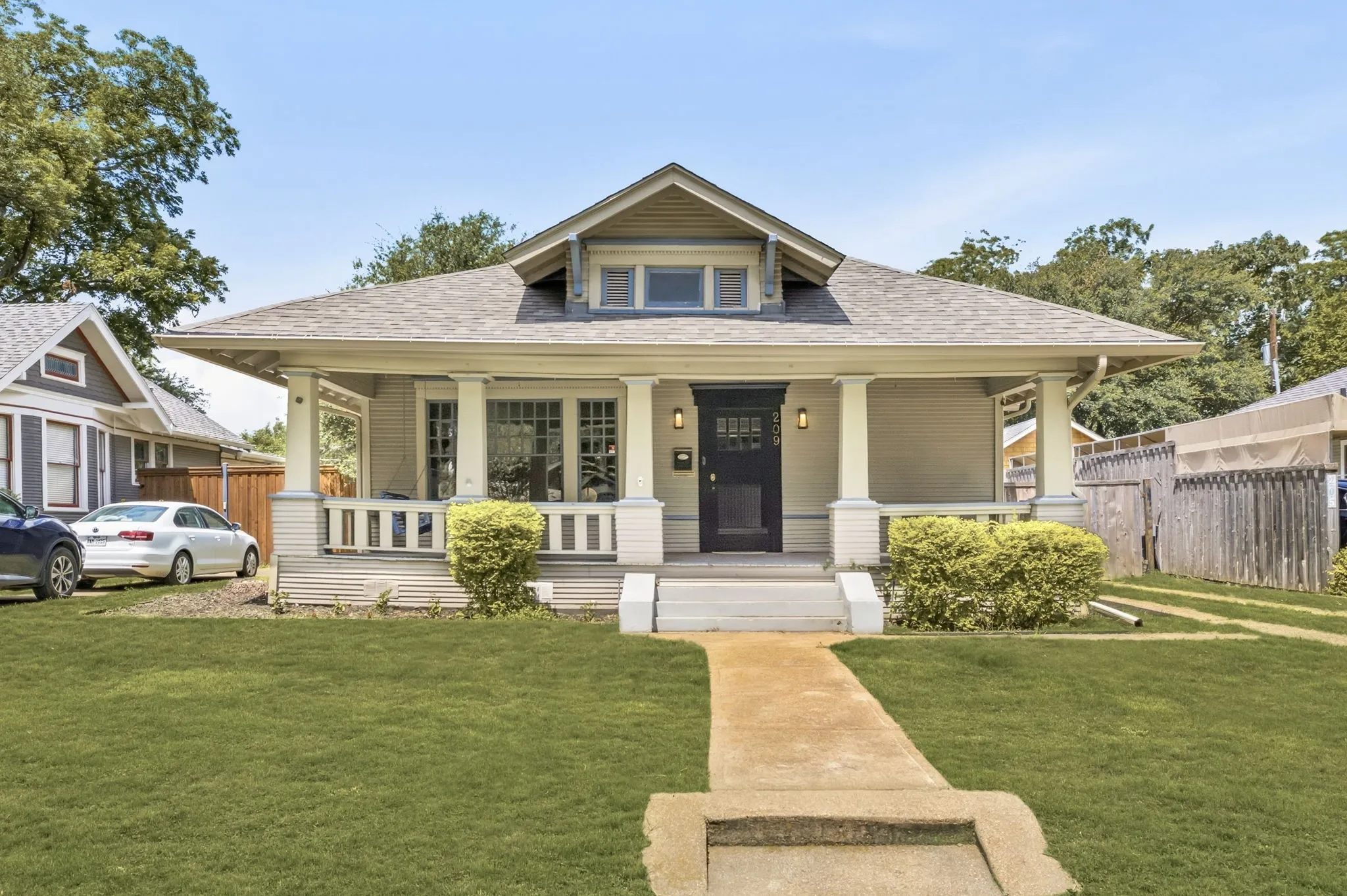 Single Family Residence For Sale in Dallas County , 209 S Windomere Avenue, Dallas, Texas 75208, 4 Bedroom, 3 Bathroom, Garage spaces, 2,821 Sqft, built in 1920, mls#21304680, Real Estate Agent in Dallas, Homes For Sale in Dallas county, Homes For Sale in Dallas, Realtor in Dallas Texas, Real Estate Brokerage Independent Realty Texas, Luminita Cordes Realtor