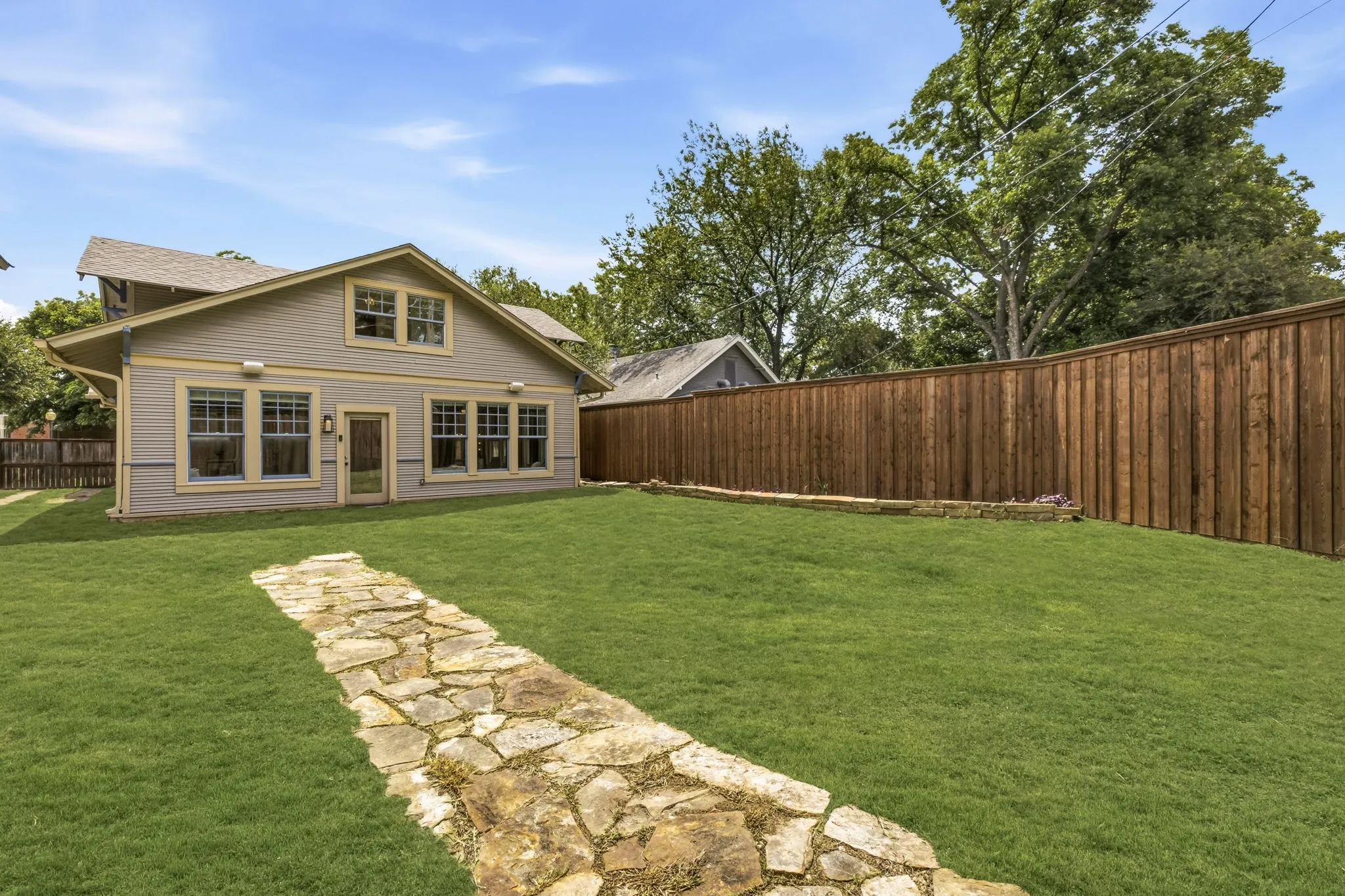 Single Family Residence For Sale in Dallas County , 209 S Windomere Avenue, Dallas, Texas 75208, 4 Bedroom, 3 Bathroom, Garage spaces, 2,821 Sqft, built in 1920, mls#21304680, Real Estate Agent in Dallas, Homes For Sale in Dallas county, Homes For Sale in Dallas, Realtor in Dallas Texas, Real Estate Brokerage Independent Realty Texas, Luminita Cordes Realtor