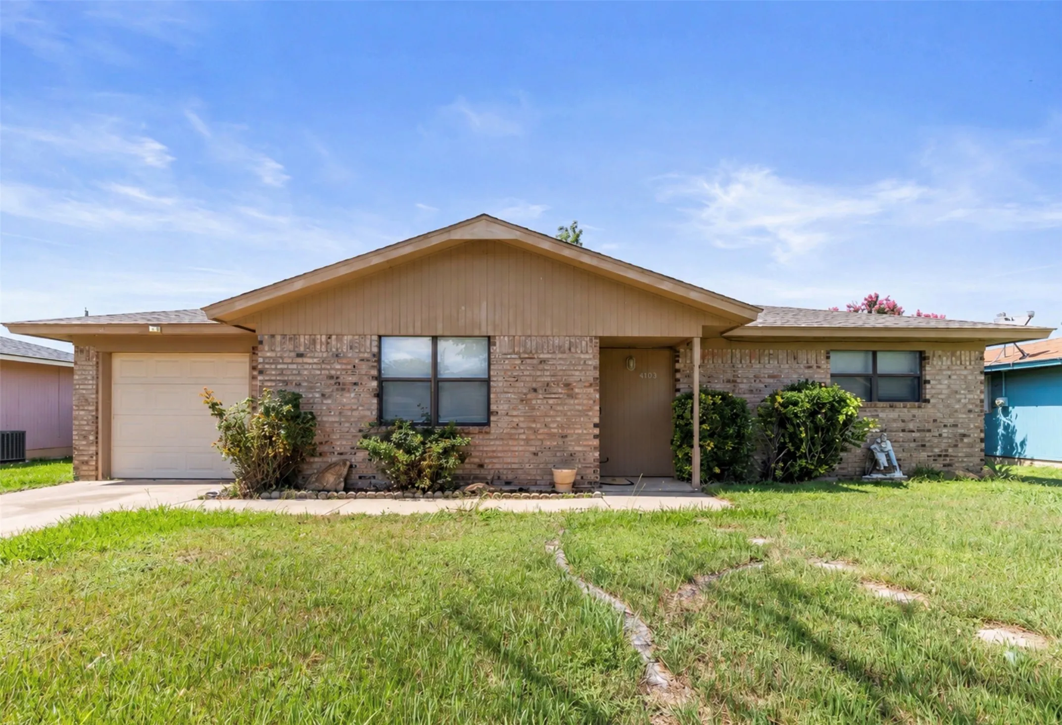 Single Family Residence For Sale in Brown County , 4405 Redbird Drive, Brownwood, Texas 76801, 2 Bedroom, 1 Bathroom, 1 Garage spaces, 1,059 Sqft, built in 1985, mls#21304274, Real Estate Agent in Brownwood, Homes For Sale in Brown county, Homes For Sale in Brownwood, Realtor in Brownwood Texas, Real Estate Brokerage Independent Realty Texas, Luminita Cordes Realtor