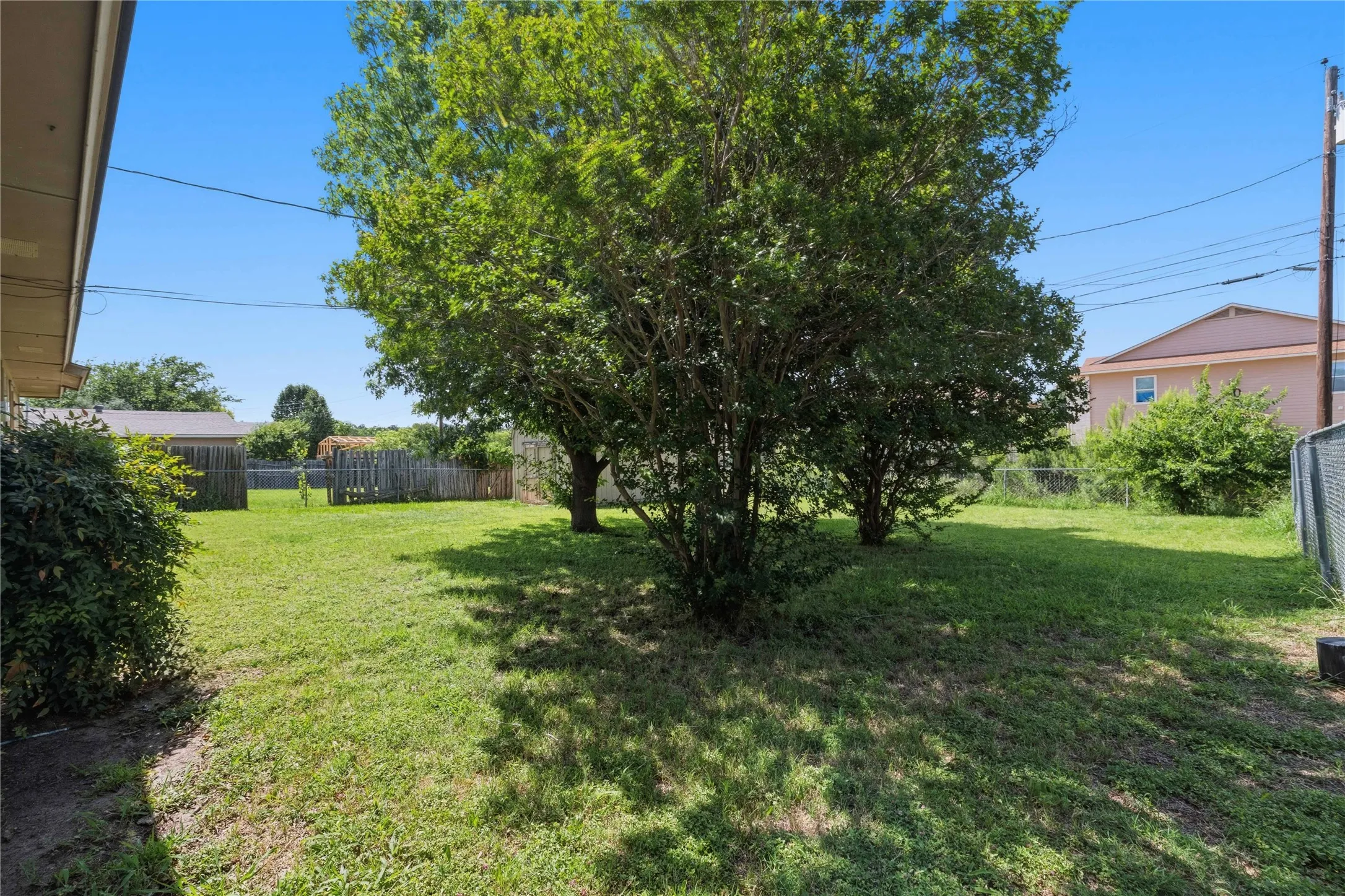 Single Family Residence For Sale in Brown County , 4405 Redbird Drive, Brownwood, Texas 76801, 2 Bedroom, 1 Bathroom, 1 Garage spaces, 1,059 Sqft, built in 1985, mls#21304274, Real Estate Agent in Brownwood, Homes For Sale in Brown county, Homes For Sale in Brownwood, Realtor in Brownwood Texas, Real Estate Brokerage Independent Realty Texas, Luminita Cordes Realtor