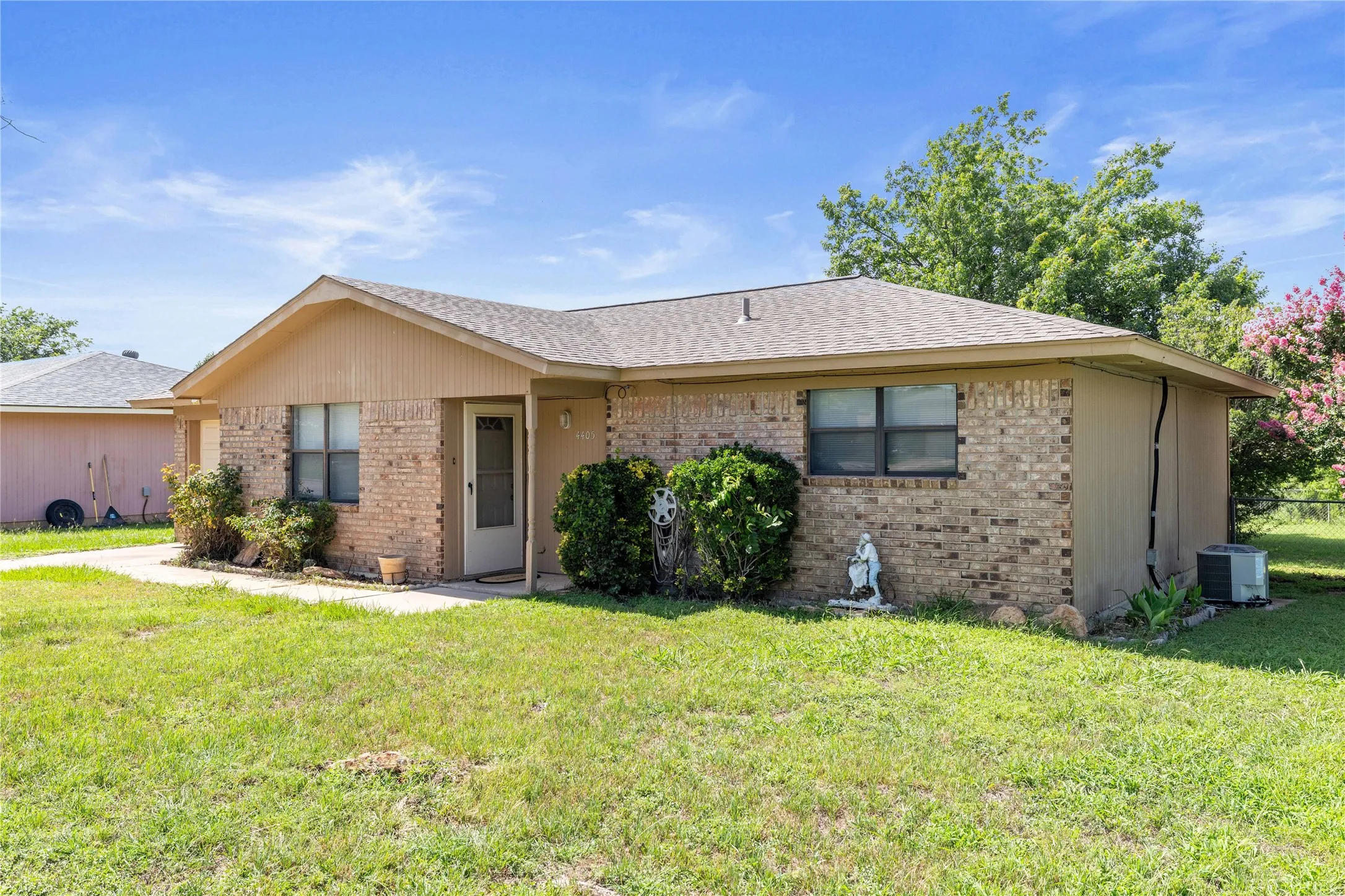 Single Family Residence For Sale in Brown County , 4405 Redbird Drive, Brownwood, Texas 76801, 2 Bedroom, 1 Bathroom, 1 Garage spaces, 1,059 Sqft, built in 1985, mls#21304274, Real Estate Agent in Brownwood, Homes For Sale in Brown county, Homes For Sale in Brownwood, Realtor in Brownwood Texas, Real Estate Brokerage Independent Realty Texas, Luminita Cordes Realtor