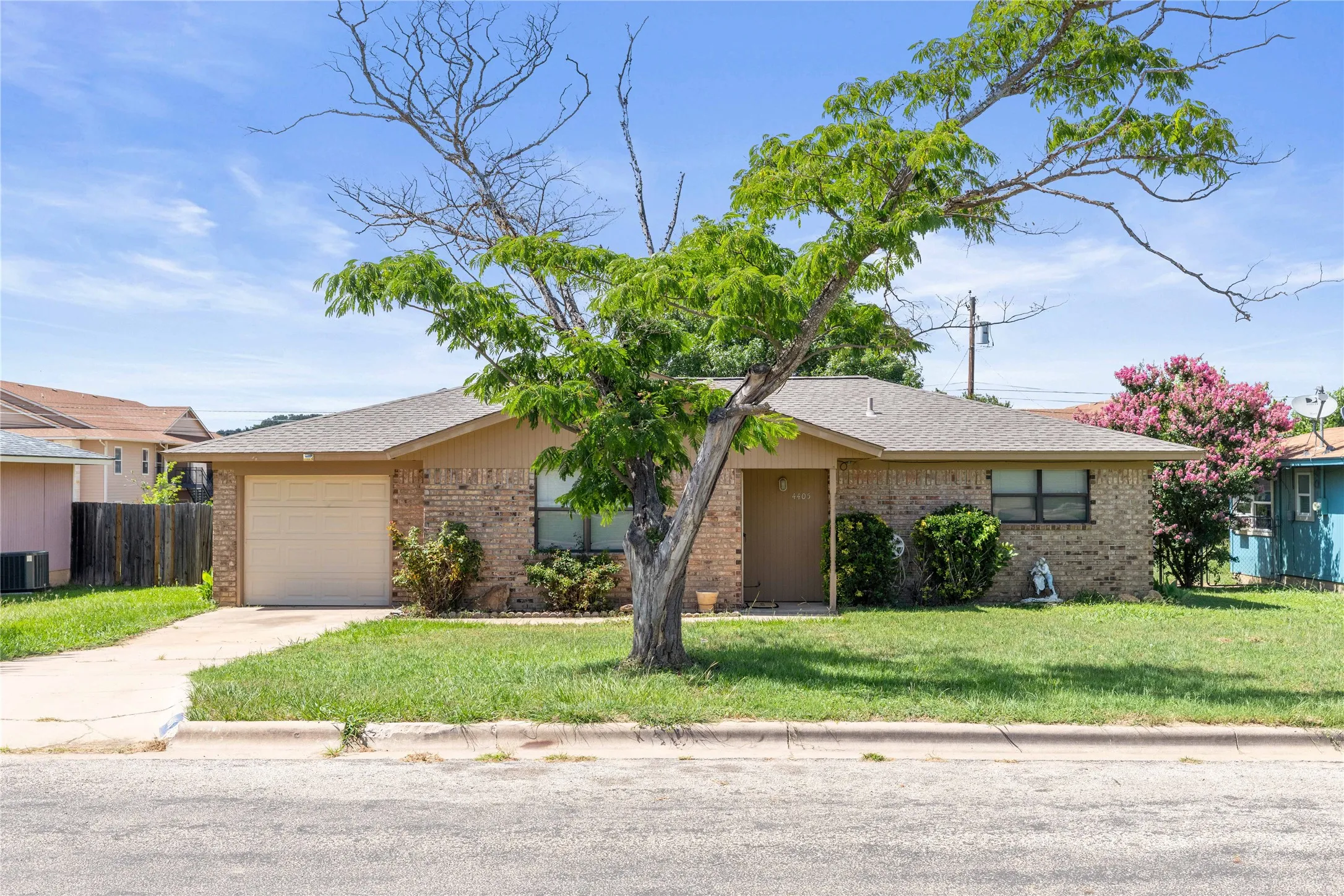 Single Family Residence For Sale in Brown County , 4405 Redbird Drive, Brownwood, Texas 76801, 2 Bedroom, 1 Bathroom, 1 Garage spaces, 1,059 Sqft, built in 1985, mls#21304274, Real Estate Agent in Brownwood, Homes For Sale in Brown county, Homes For Sale in Brownwood, Realtor in Brownwood Texas, Real Estate Brokerage Independent Realty Texas, Luminita Cordes Realtor