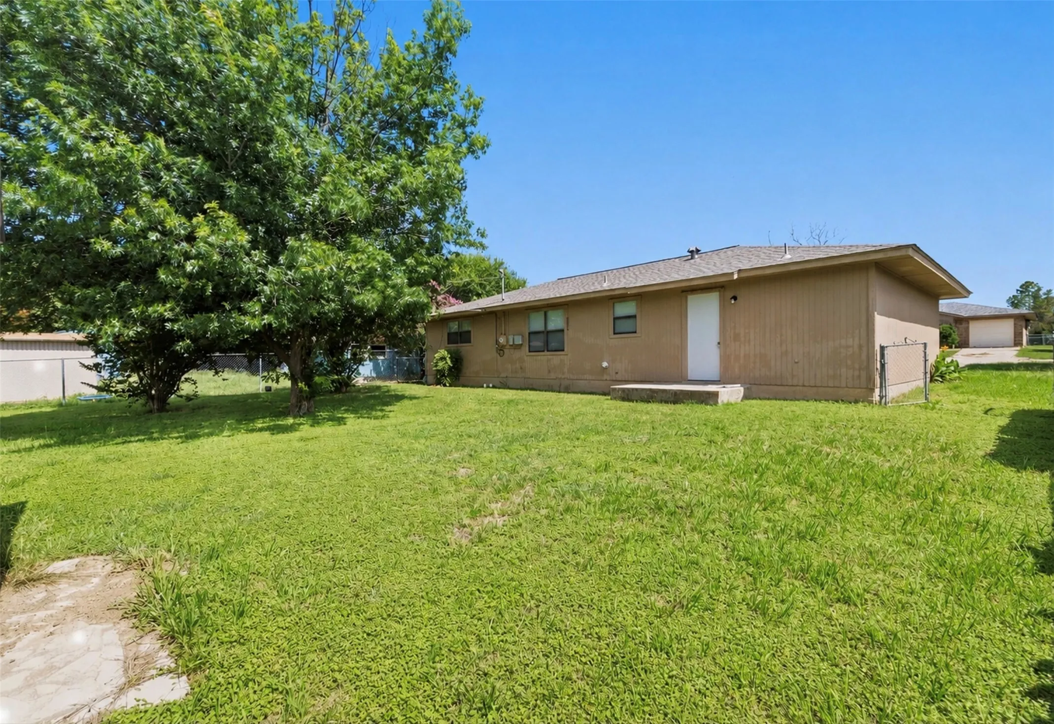 Single Family Residence For Sale in Brown County , 4405 Redbird Drive, Brownwood, Texas 76801, 2 Bedroom, 1 Bathroom, 1 Garage spaces, 1,059 Sqft, built in 1985, mls#21304274, Real Estate Agent in Brownwood, Homes For Sale in Brown county, Homes For Sale in Brownwood, Realtor in Brownwood Texas, Real Estate Brokerage Independent Realty Texas, Luminita Cordes Realtor