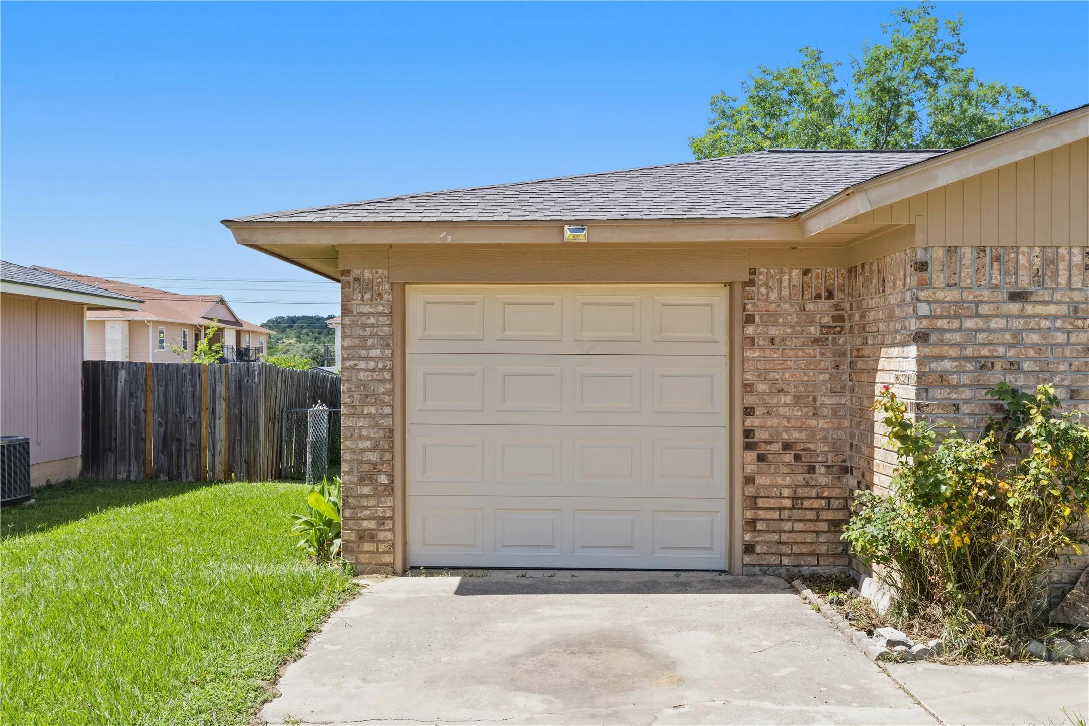 Single Family Residence For Sale in Brown County , 4405 Redbird Drive, Brownwood, Texas 76801, 2 Bedroom, 1 Bathroom, 1 Garage spaces, 1,059 Sqft, built in 1985, mls#21304274, Real Estate Agent in Brownwood, Homes For Sale in Brown county, Homes For Sale in Brownwood, Realtor in Brownwood Texas, Real Estate Brokerage Independent Realty Texas, Luminita Cordes Realtor