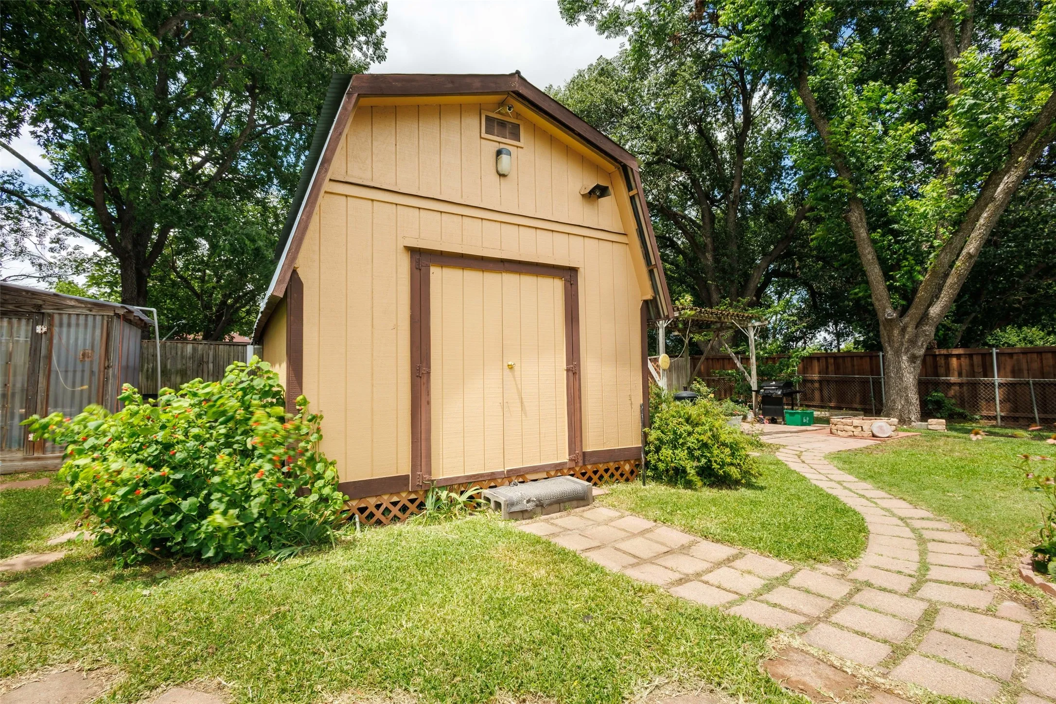 Single Family Residence For Sale in Tarrant County , 1507 Harvest Hill Lane, Arlington, Texas 76014, 3 Bedroom, 2 Bathroom, Garage spaces, 2,163 Sqft, built in 1968, mls#21304795, Real Estate Agent in Arlington, Homes For Sale in Tarrant county, Homes For Sale in Arlington, Realtor in Arlington Texas, Real Estate Brokerage Independent Realty Texas, Luminita Cordes Realtor
