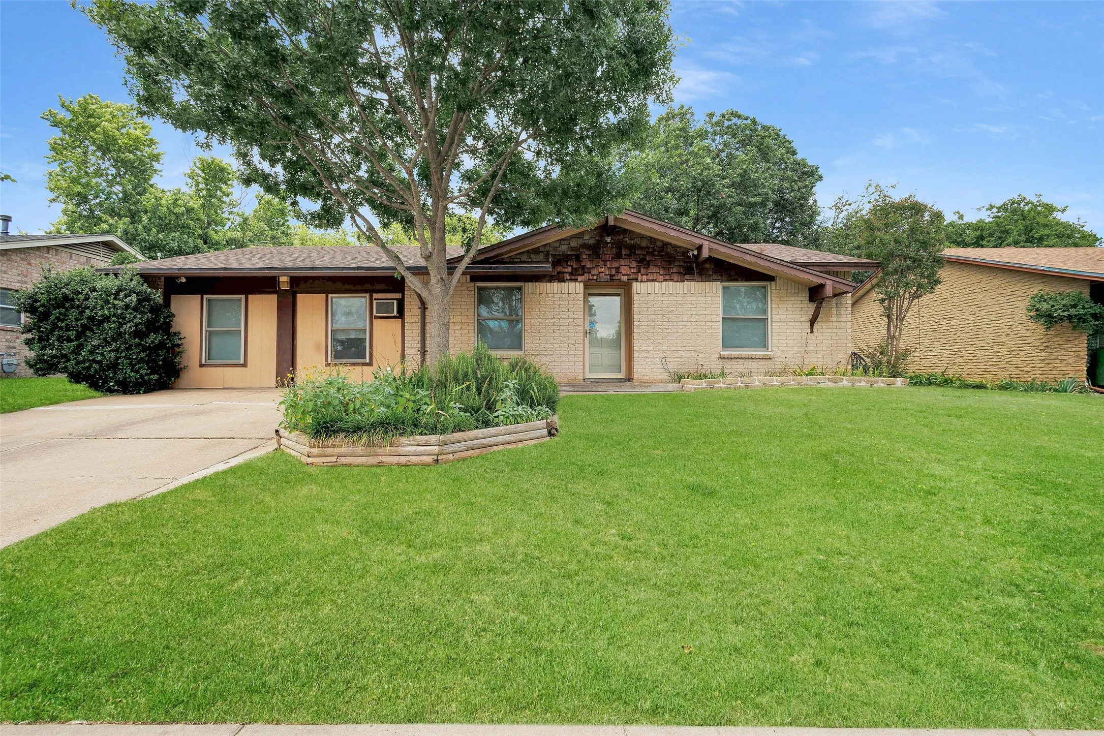 Single Family Residence For Sale in Tarrant County , 1507 Harvest Hill Lane, Arlington, Texas 76014, 3 Bedroom, 2 Bathroom, Garage spaces, 2,163 Sqft, built in 1968, mls#21304795, Real Estate Agent in Arlington, Homes For Sale in Tarrant county, Homes For Sale in Arlington, Realtor in Arlington Texas, Real Estate Brokerage Independent Realty Texas, Luminita Cordes Realtor