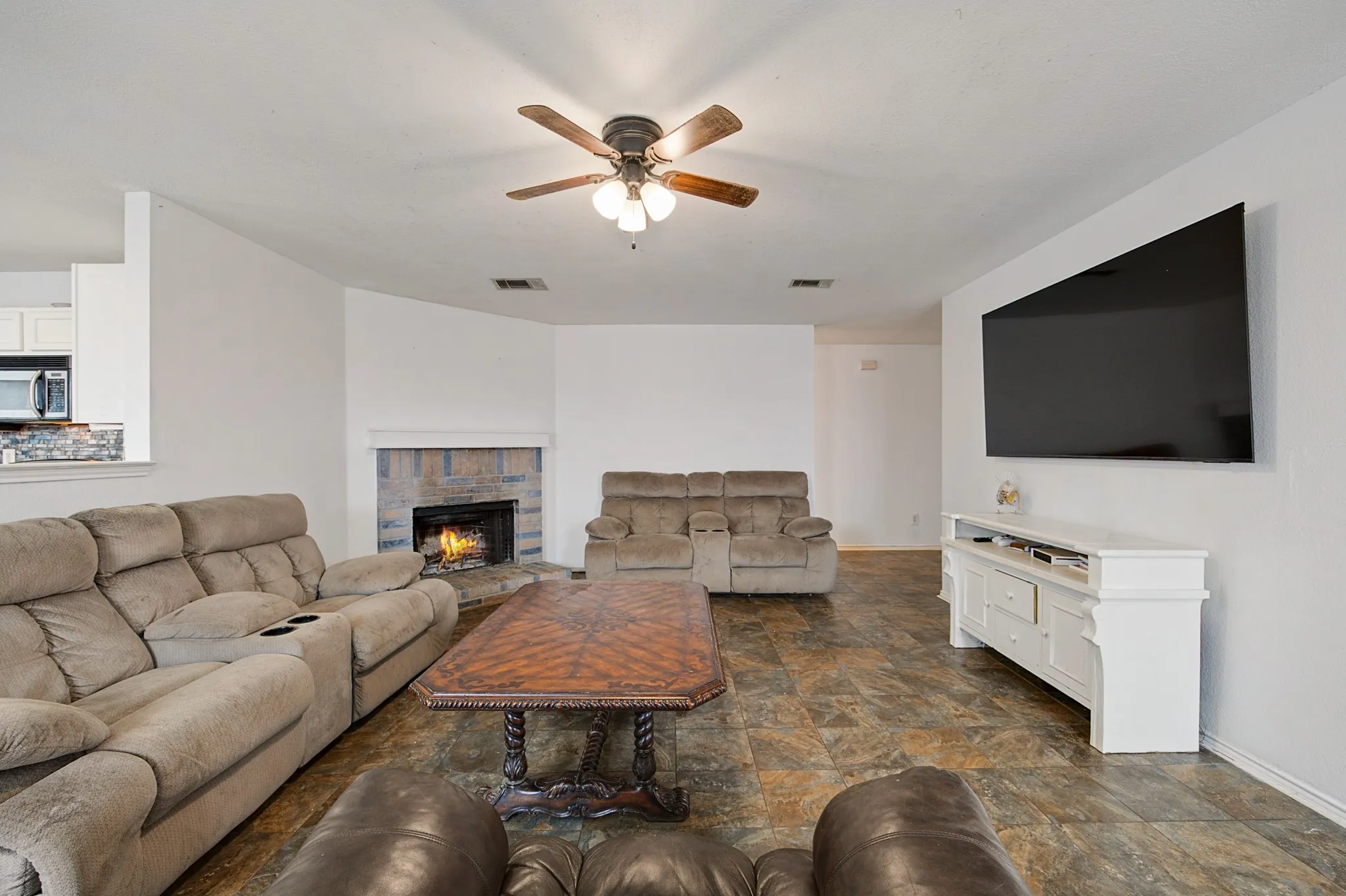Single Family Residence For Sale in Tarrant County , 5600 Wiltshire Drive, Fort Worth, Texas 76135, 3 Bedroom, 2 Bathroom, 2 Garage spaces, 1,488 Sqft, built in 2001, mls#21304425, Real Estate Agent in Fort Worth, Homes For Sale in Tarrant county, Homes For Sale in Fort Worth, Realtor in Fort Worth Texas, Real Estate Brokerage Independent Realty Texas, Luminita Cordes Realtor