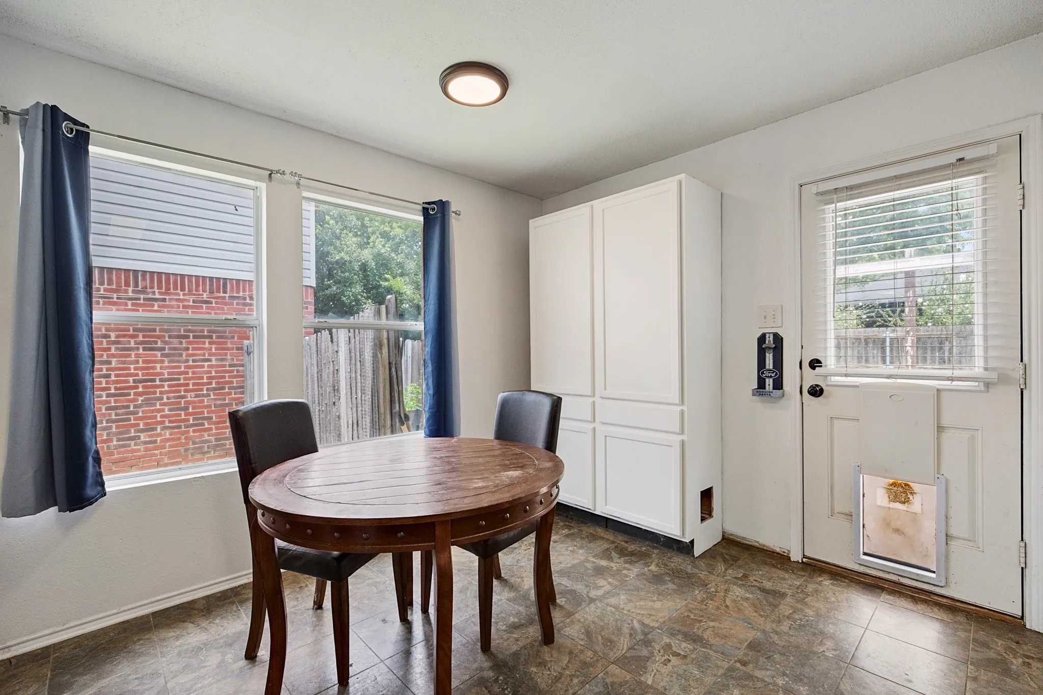 Single Family Residence For Sale in Tarrant County , 5600 Wiltshire Drive, Fort Worth, Texas 76135, 3 Bedroom, 2 Bathroom, 2 Garage spaces, 1,488 Sqft, built in 2001, mls#21304425, Real Estate Agent in Fort Worth, Homes For Sale in Tarrant county, Homes For Sale in Fort Worth, Realtor in Fort Worth Texas, Real Estate Brokerage Independent Realty Texas, Luminita Cordes Realtor