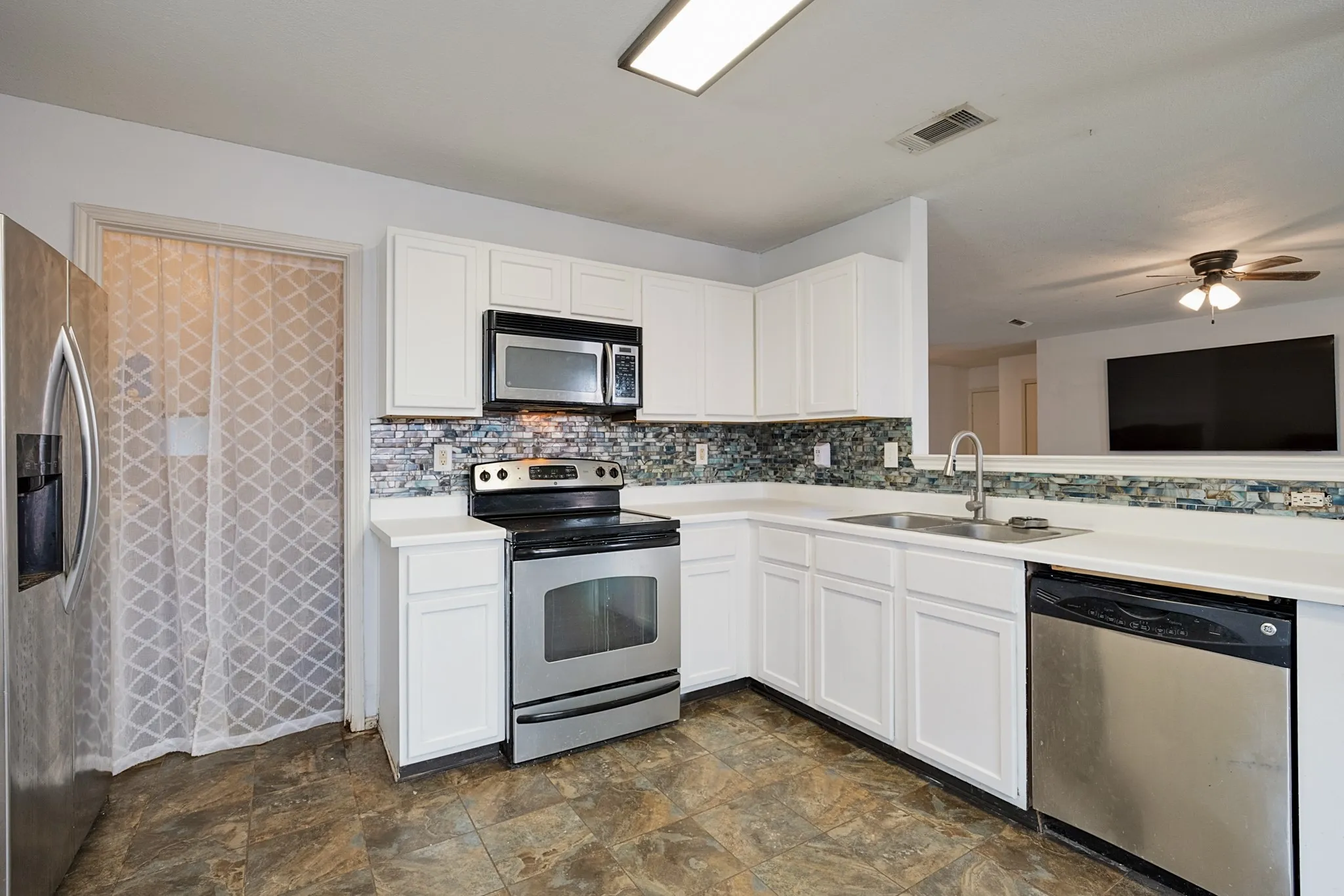 Single Family Residence For Sale in Tarrant County , 5600 Wiltshire Drive, Fort Worth, Texas 76135, 3 Bedroom, 2 Bathroom, 2 Garage spaces, 1,488 Sqft, built in 2001, mls#21304425, Real Estate Agent in Fort Worth, Homes For Sale in Tarrant county, Homes For Sale in Fort Worth, Realtor in Fort Worth Texas, Real Estate Brokerage Independent Realty Texas, Luminita Cordes Realtor
