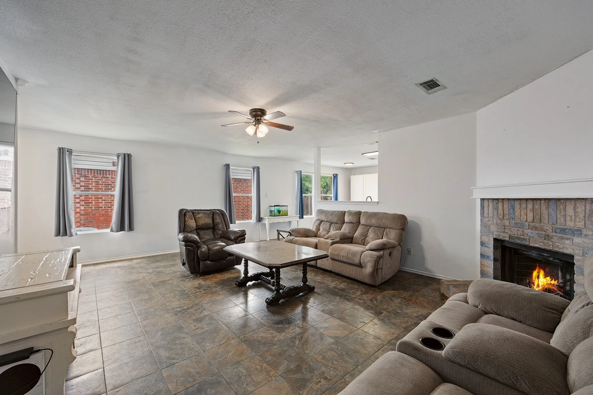 Single Family Residence For Sale in Tarrant County , 5600 Wiltshire Drive, Fort Worth, Texas 76135, 3 Bedroom, 2 Bathroom, 2 Garage spaces, 1,488 Sqft, built in 2001, mls#21304425, Real Estate Agent in Fort Worth, Homes For Sale in Tarrant county, Homes For Sale in Fort Worth, Realtor in Fort Worth Texas, Real Estate Brokerage Independent Realty Texas, Luminita Cordes Realtor