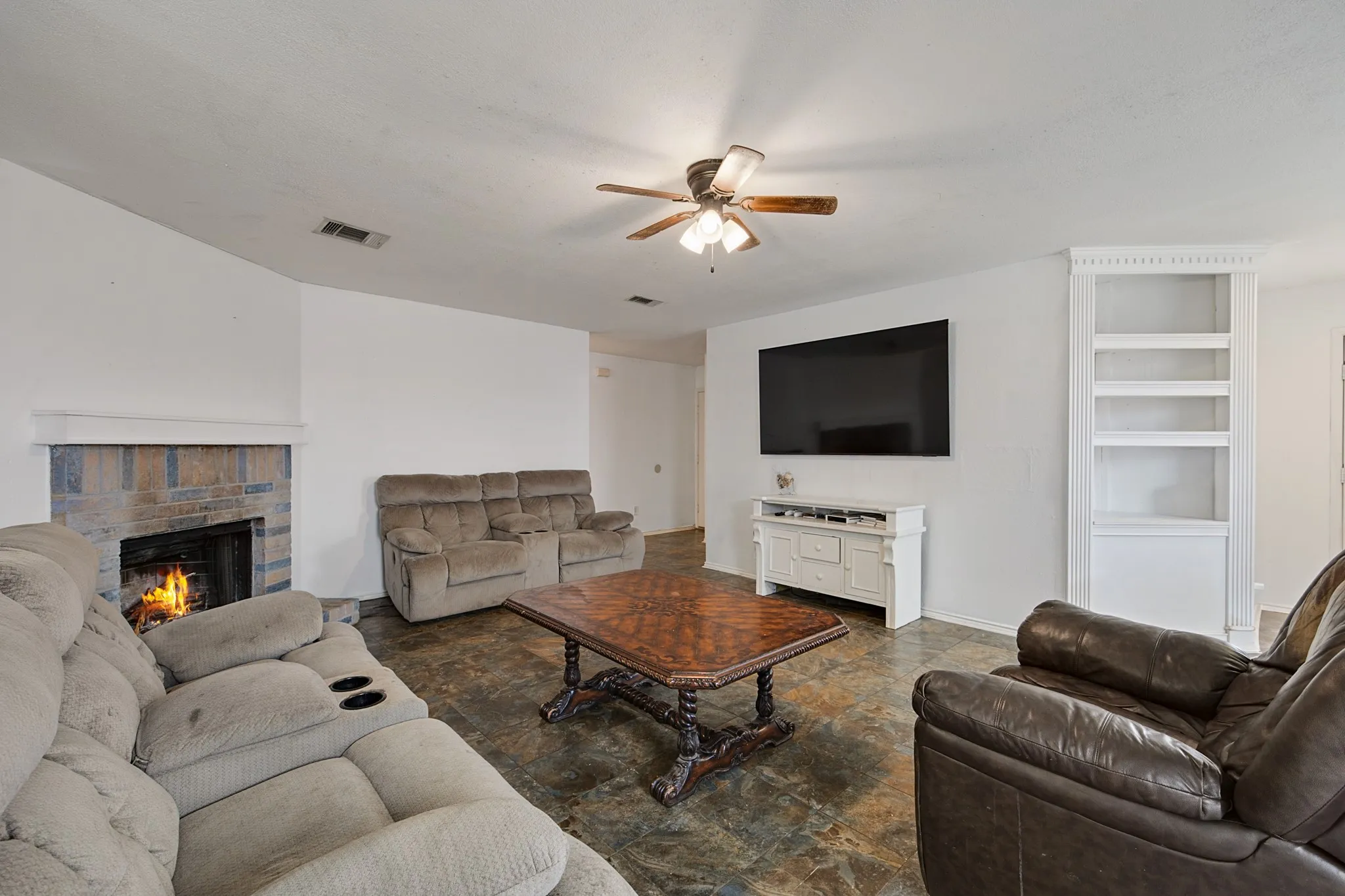 Single Family Residence For Sale in Tarrant County , 5600 Wiltshire Drive, Fort Worth, Texas 76135, 3 Bedroom, 2 Bathroom, 2 Garage spaces, 1,488 Sqft, built in 2001, mls#21304425, Real Estate Agent in Fort Worth, Homes For Sale in Tarrant county, Homes For Sale in Fort Worth, Realtor in Fort Worth Texas, Real Estate Brokerage Independent Realty Texas, Luminita Cordes Realtor