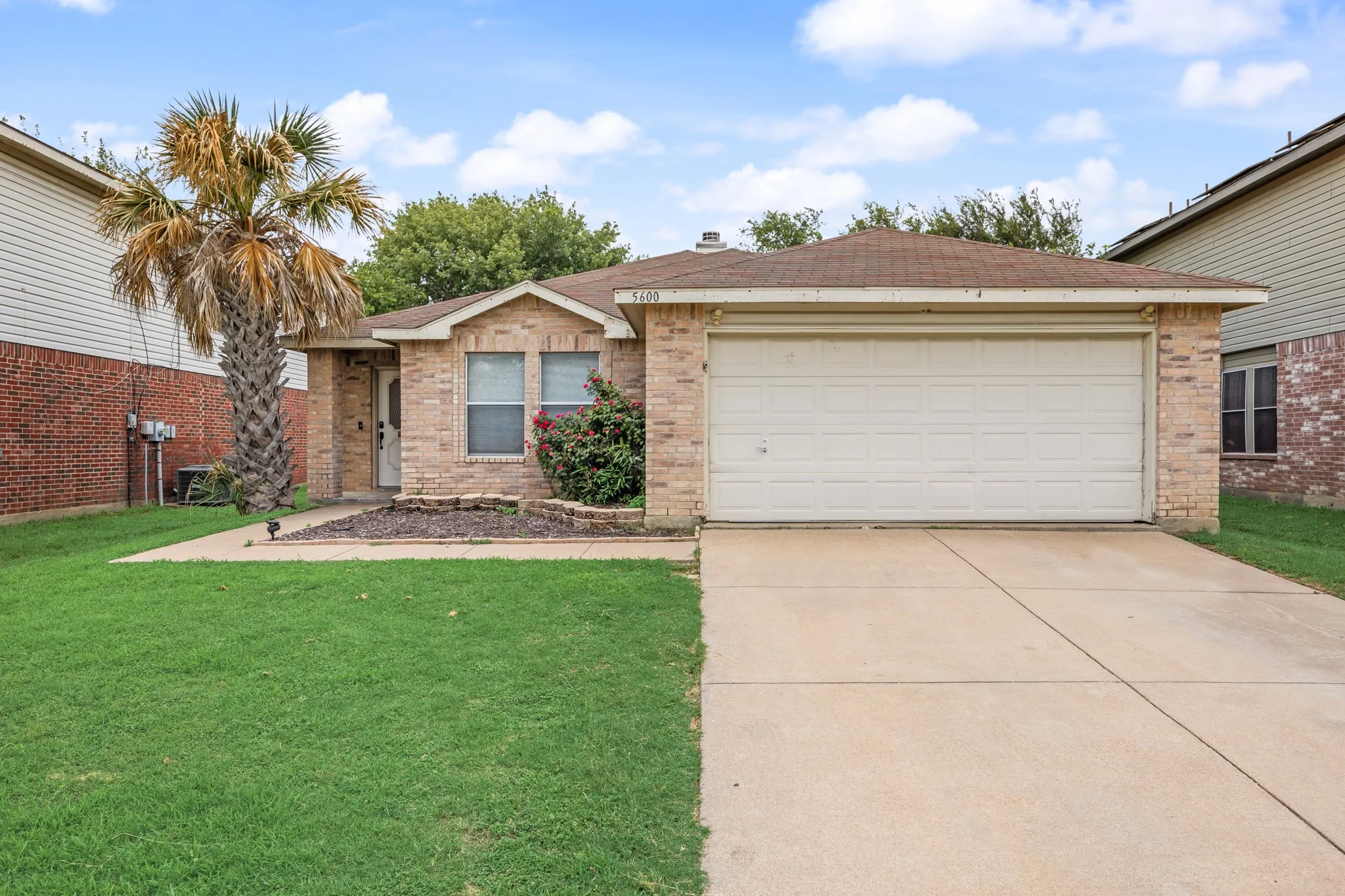 Single Family Residence For Sale in Tarrant County , 5600 Wiltshire Drive, Fort Worth, Texas 76135, 3 Bedroom, 2 Bathroom, 2 Garage spaces, 1,488 Sqft, built in 2001, mls#21304425, Real Estate Agent in Fort Worth, Homes For Sale in Tarrant county, Homes For Sale in Fort Worth, Realtor in Fort Worth Texas, Real Estate Brokerage Independent Realty Texas, Luminita Cordes Realtor