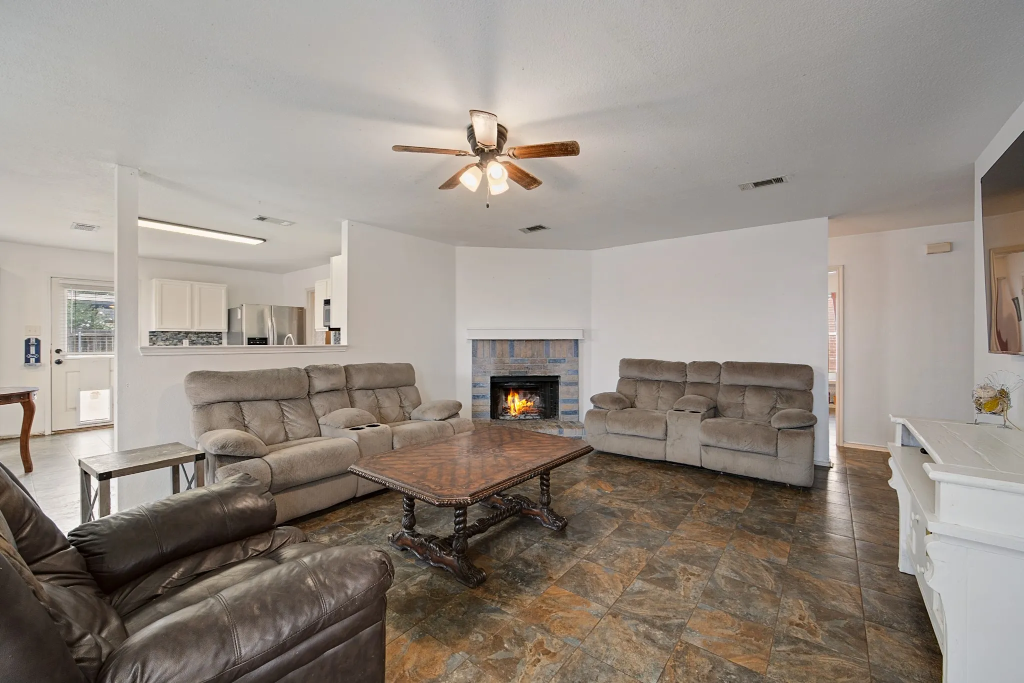 Single Family Residence For Sale in Tarrant County , 5600 Wiltshire Drive, Fort Worth, Texas 76135, 3 Bedroom, 2 Bathroom, 2 Garage spaces, 1,488 Sqft, built in 2001, mls#21304425, Real Estate Agent in Fort Worth, Homes For Sale in Tarrant county, Homes For Sale in Fort Worth, Realtor in Fort Worth Texas, Real Estate Brokerage Independent Realty Texas, Luminita Cordes Realtor