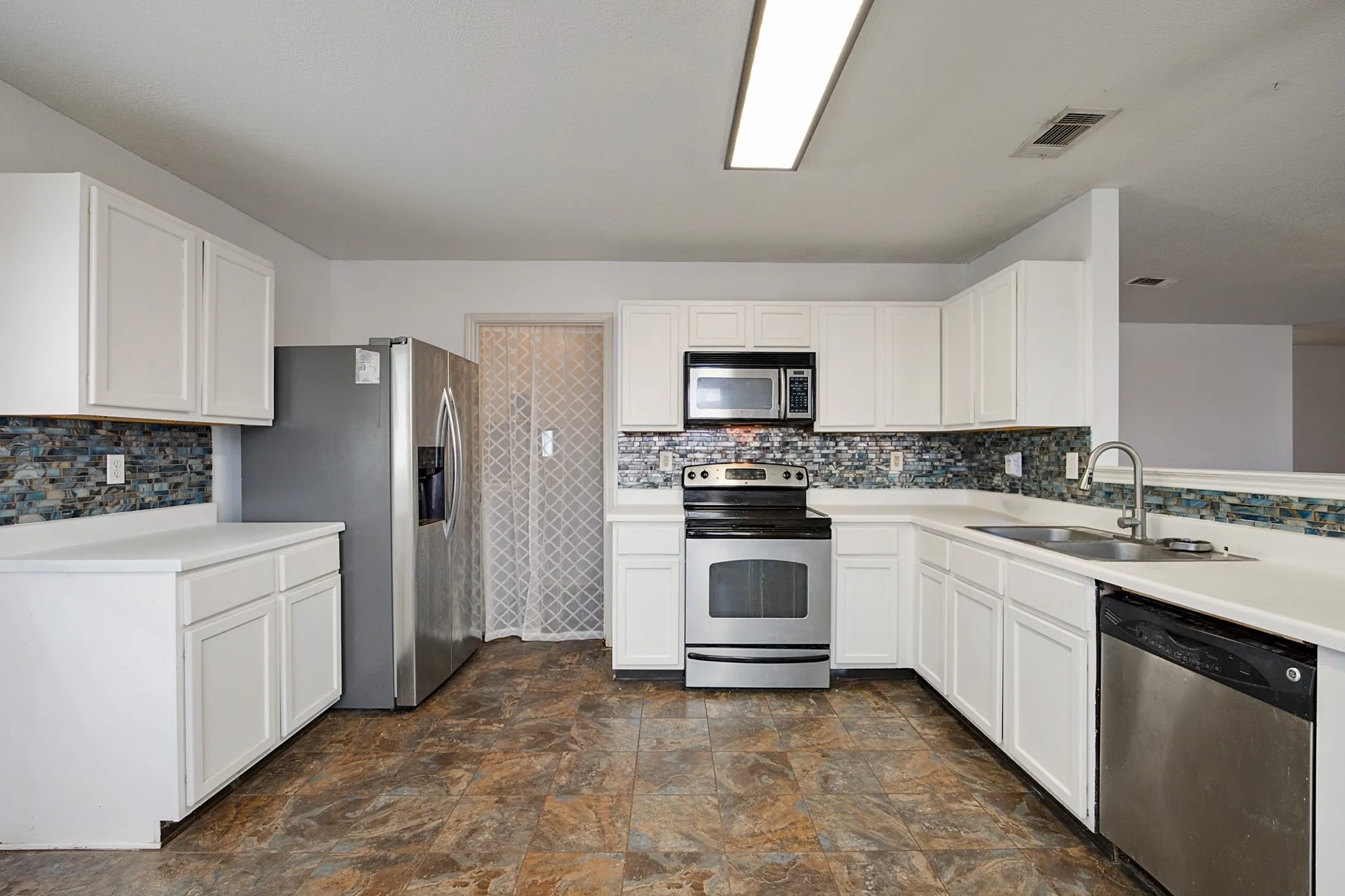 Single Family Residence For Sale in Tarrant County , 5600 Wiltshire Drive, Fort Worth, Texas 76135, 3 Bedroom, 2 Bathroom, 2 Garage spaces, 1,488 Sqft, built in 2001, mls#21304425, Real Estate Agent in Fort Worth, Homes For Sale in Tarrant county, Homes For Sale in Fort Worth, Realtor in Fort Worth Texas, Real Estate Brokerage Independent Realty Texas, Luminita Cordes Realtor