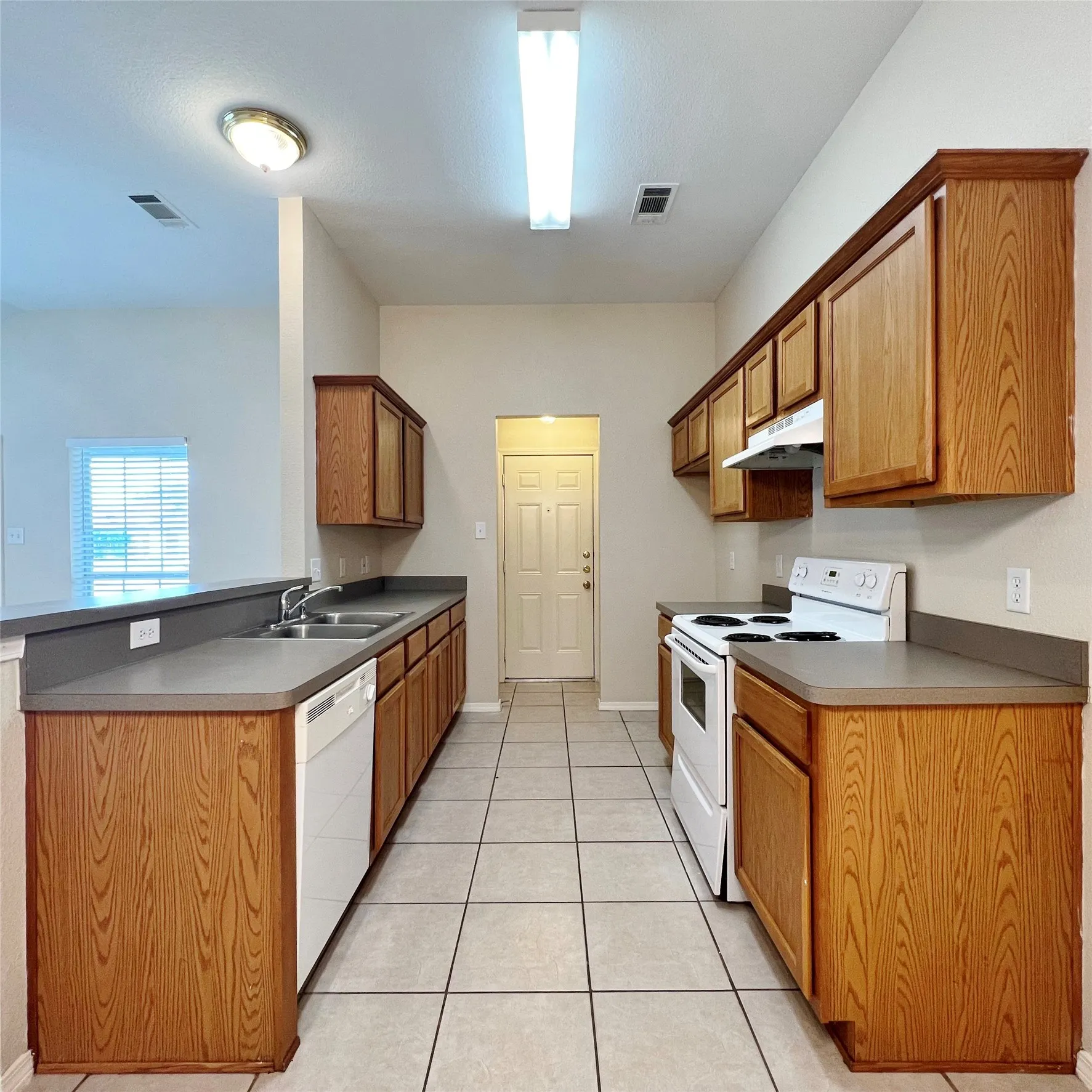 Duplex For Rent in Tarrant County , 7811 Novella Drive, Fort Worth, Texas 76134, 3 Bedroom, 2 Bathroom, 1 Garage spaces, 1,055 Sqft, built in 2006, mls#21304892, Real Estate Agent in Fort Worth, Homes For Rent in Tarrant county, Homes For Rent in Fort Worth, Realtor in Fort Worth Texas, Real Estate Brokerage Independent Realty Texas, Luminita Cordes Realtor