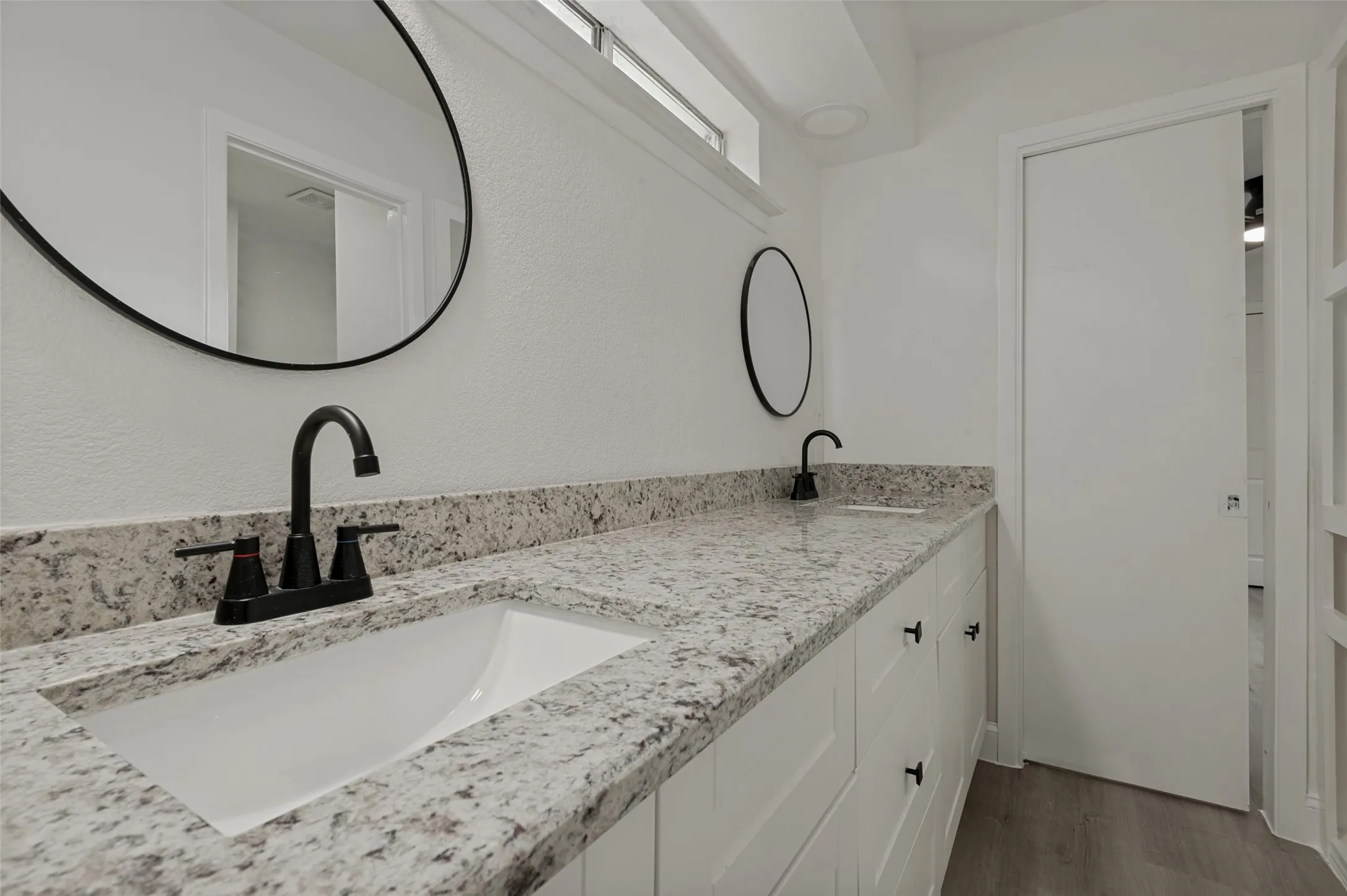 Single Family Residence For Sale in Tarrant County , 2117 Franklin Drive, Arlington, Texas 76011, 5 Bedroom, 4 Bathroom, 2 Garage spaces, 2,804 Sqft, built in 1973, mls#21303848, Real Estate Agent in Arlington, Homes For Sale in Tarrant county, Homes For Sale in Arlington, Realtor in Arlington Texas, Real Estate Brokerage Independent Realty Texas, Luminita Cordes Realtor