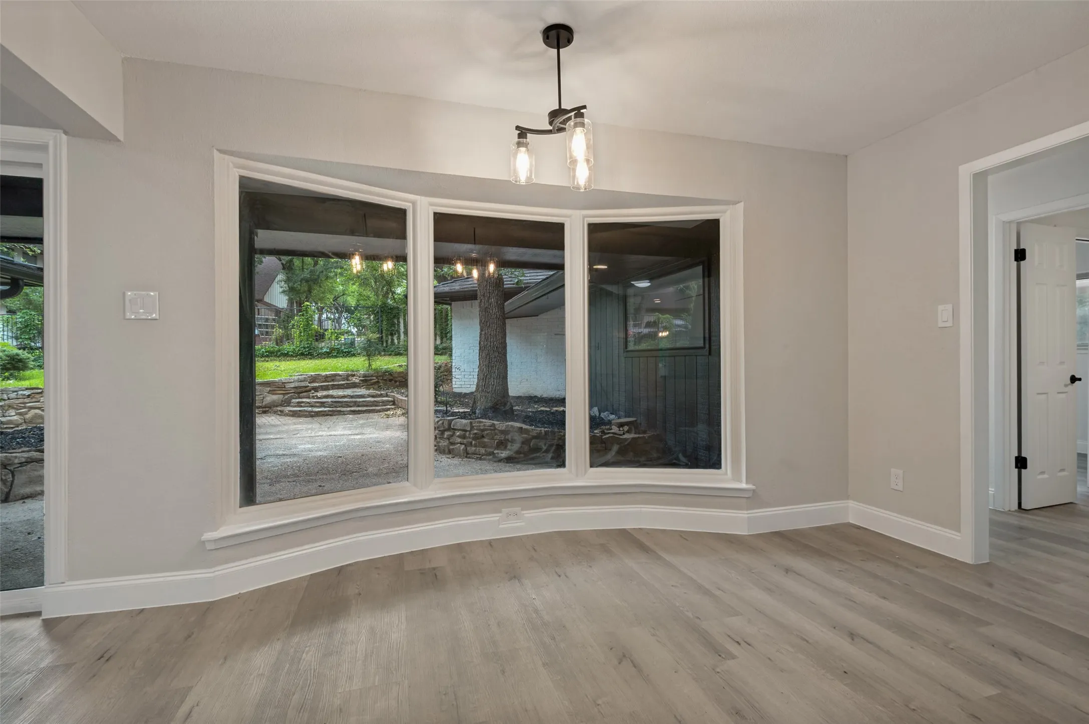 Single Family Residence For Sale in Tarrant County , 2117 Franklin Drive, Arlington, Texas 76011, 5 Bedroom, 4 Bathroom, 2 Garage spaces, 2,804 Sqft, built in 1973, mls#21303848, Real Estate Agent in Arlington, Homes For Sale in Tarrant county, Homes For Sale in Arlington, Realtor in Arlington Texas, Real Estate Brokerage Independent Realty Texas, Luminita Cordes Realtor