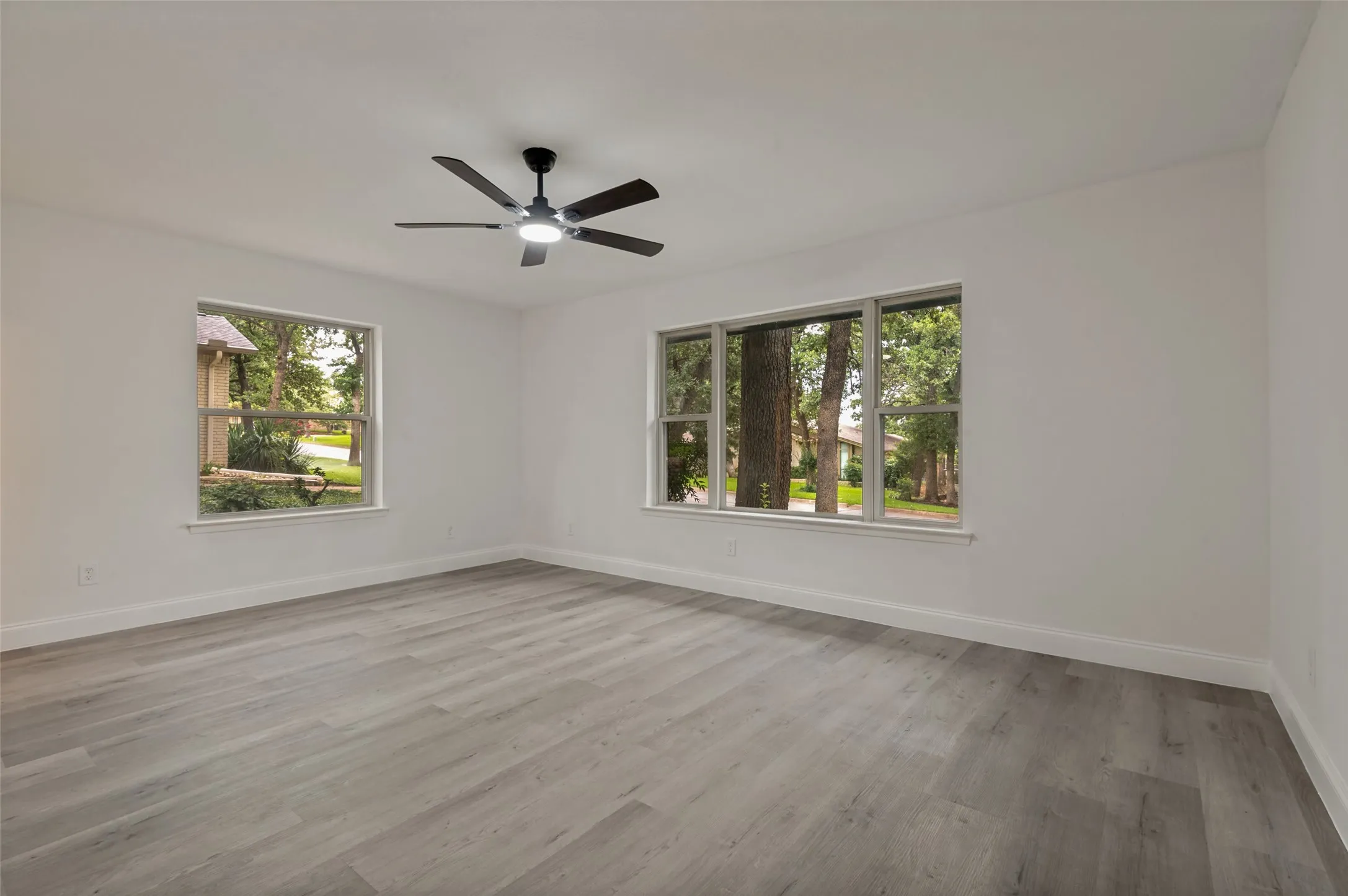 Single Family Residence For Sale in Tarrant County , 2117 Franklin Drive, Arlington, Texas 76011, 5 Bedroom, 4 Bathroom, 2 Garage spaces, 2,804 Sqft, built in 1973, mls#21303848, Real Estate Agent in Arlington, Homes For Sale in Tarrant county, Homes For Sale in Arlington, Realtor in Arlington Texas, Real Estate Brokerage Independent Realty Texas, Luminita Cordes Realtor