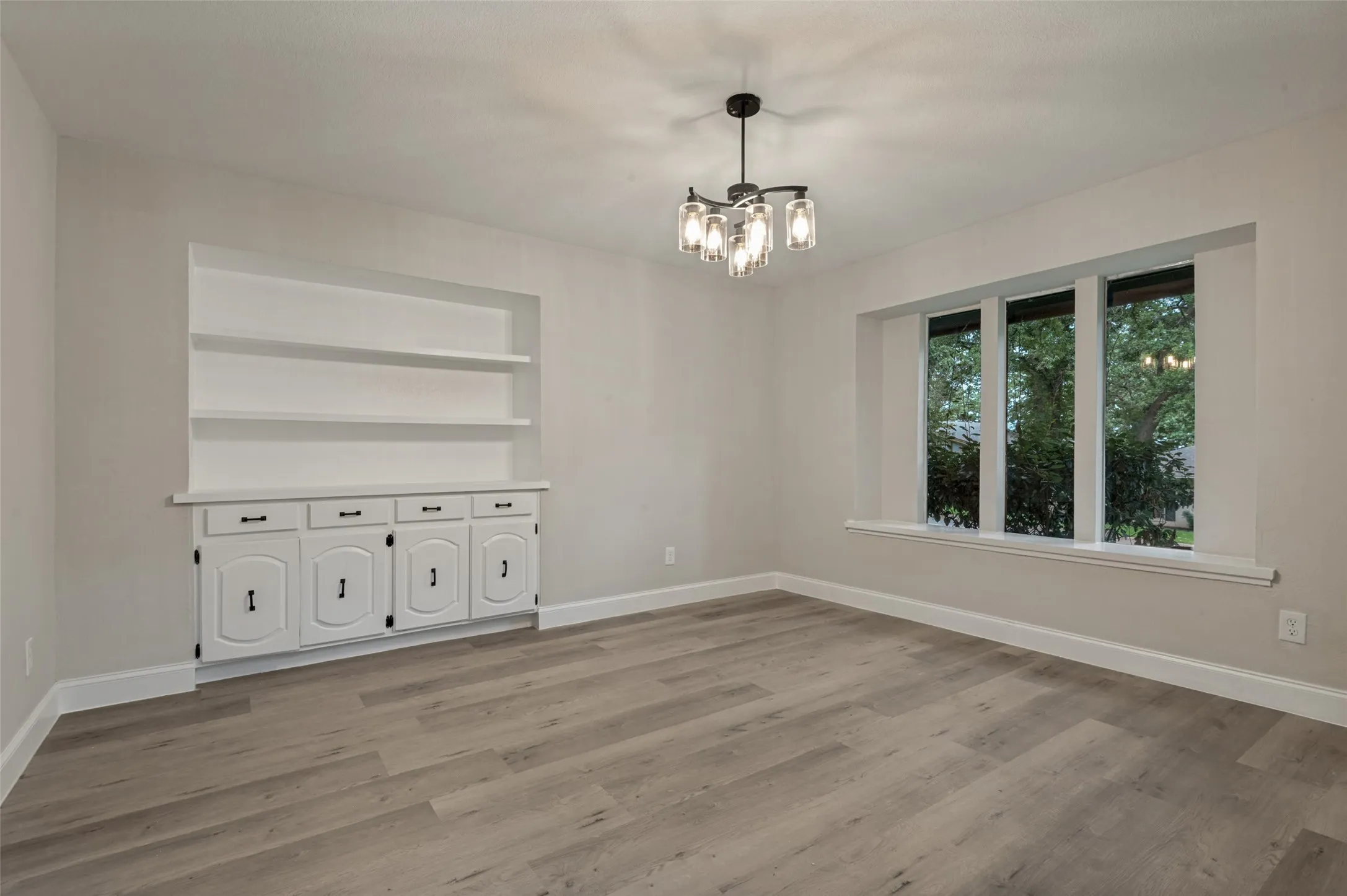Single Family Residence For Sale in Tarrant County , 2117 Franklin Drive, Arlington, Texas 76011, 5 Bedroom, 4 Bathroom, 2 Garage spaces, 2,804 Sqft, built in 1973, mls#21303848, Real Estate Agent in Arlington, Homes For Sale in Tarrant county, Homes For Sale in Arlington, Realtor in Arlington Texas, Real Estate Brokerage Independent Realty Texas, Luminita Cordes Realtor