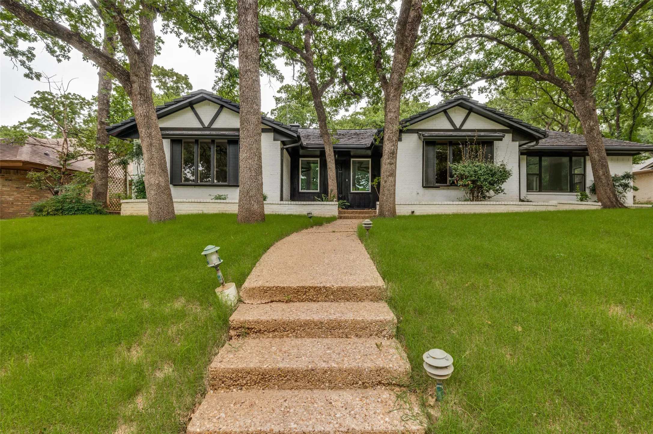 Single Family Residence For Sale in Tarrant County , 2117 Franklin Drive, Arlington, Texas 76011, 5 Bedroom, 4 Bathroom, 2 Garage spaces, 2,804 Sqft, built in 1973, mls#21303848, Real Estate Agent in Arlington, Homes For Sale in Tarrant county, Homes For Sale in Arlington, Realtor in Arlington Texas, Real Estate Brokerage Independent Realty Texas, Luminita Cordes Realtor